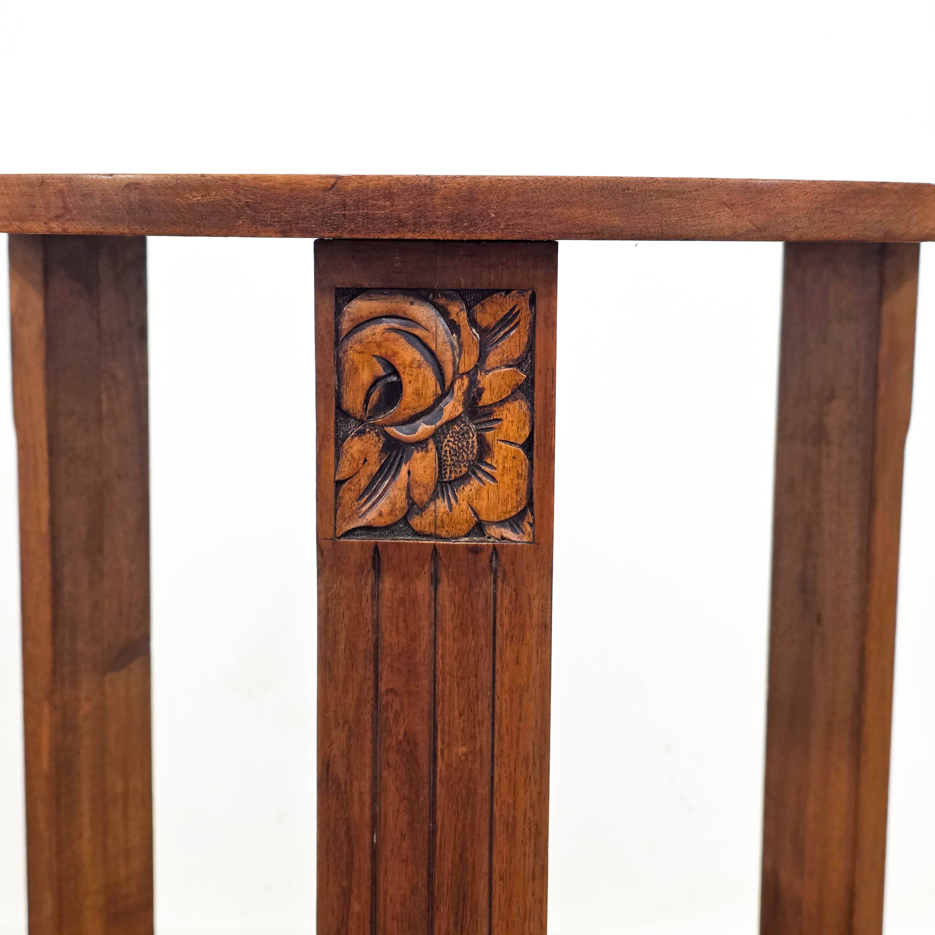 Side table / accent table in carved wood – Art Deco 1930