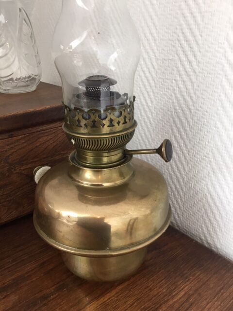 Lampe a petrole ancienne en  laiton type  matador 15