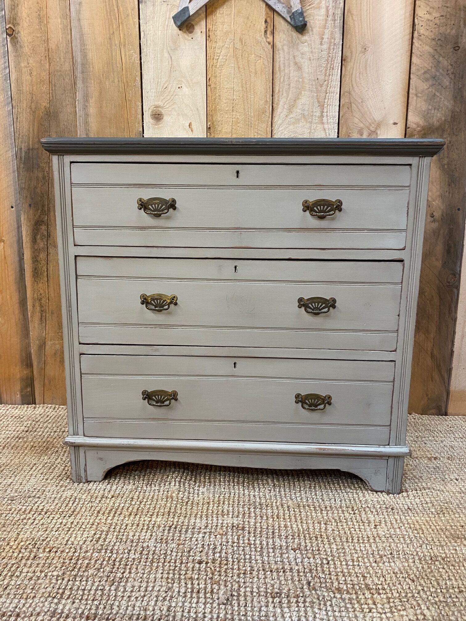 Patinated English chest of drawers from the 30s and 40s