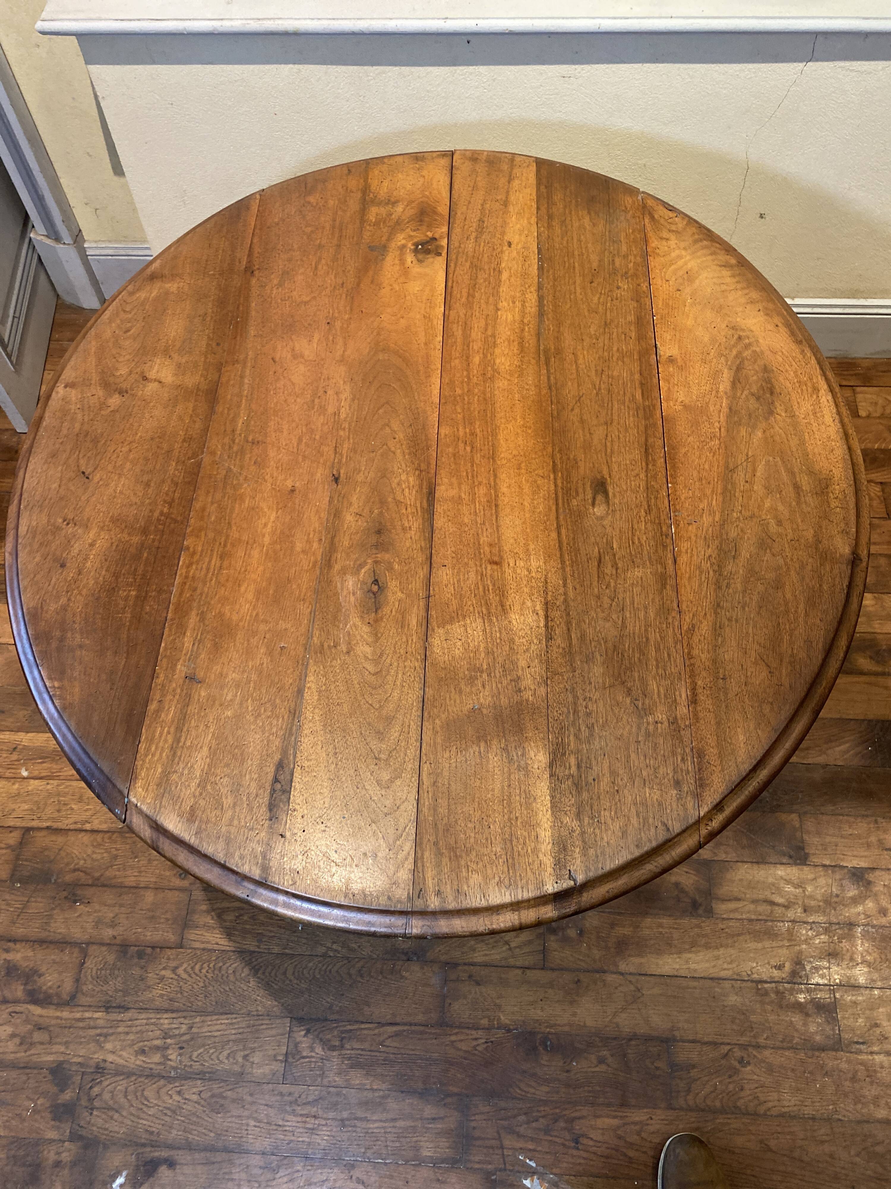 Table with oval shutter in walnut foot turned