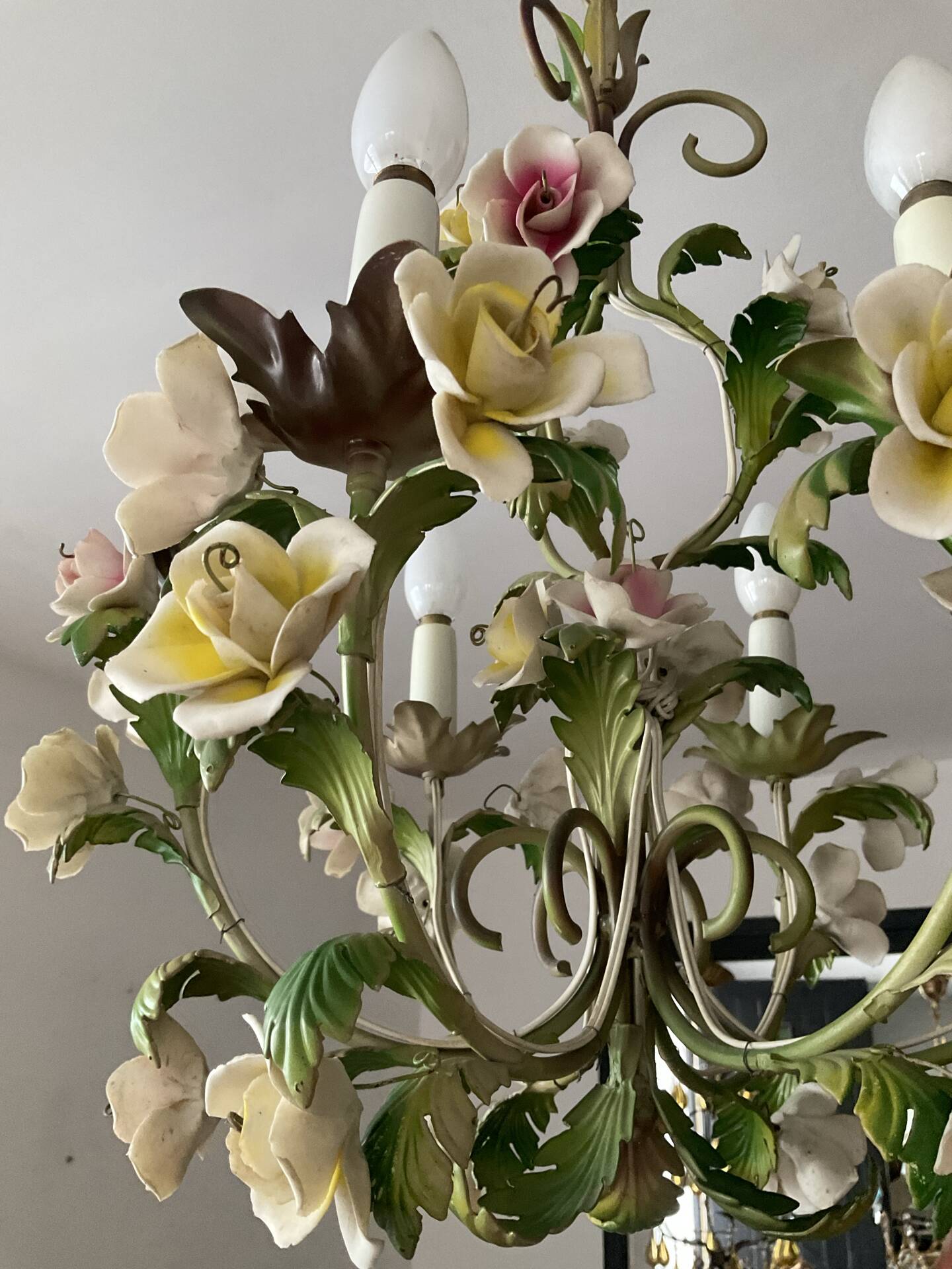 Vintage Italian chandelier in porcelain and tin from the 1950s.