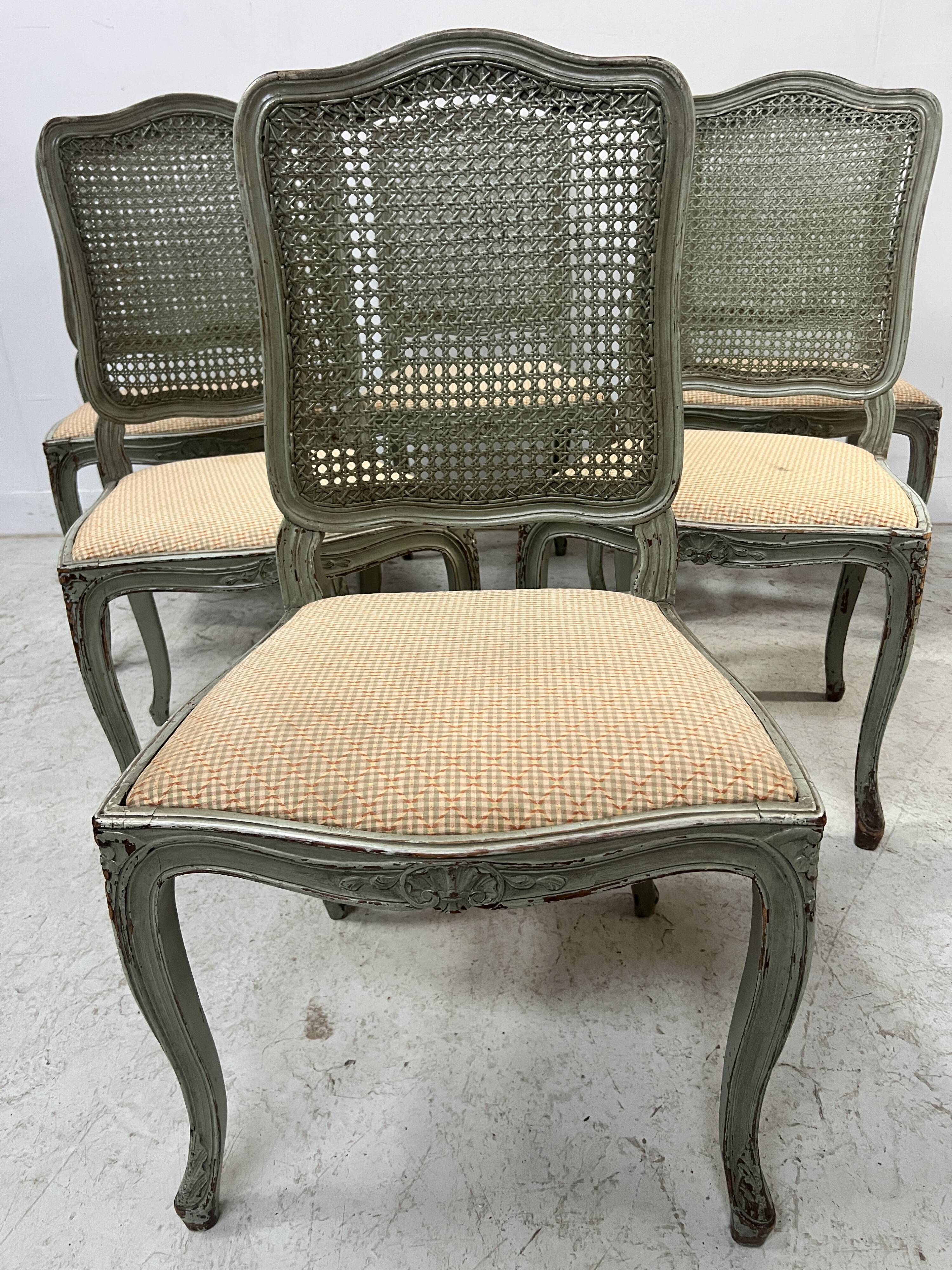 Suite de six chaises de style Louis XV en hetre laqué XX siècle