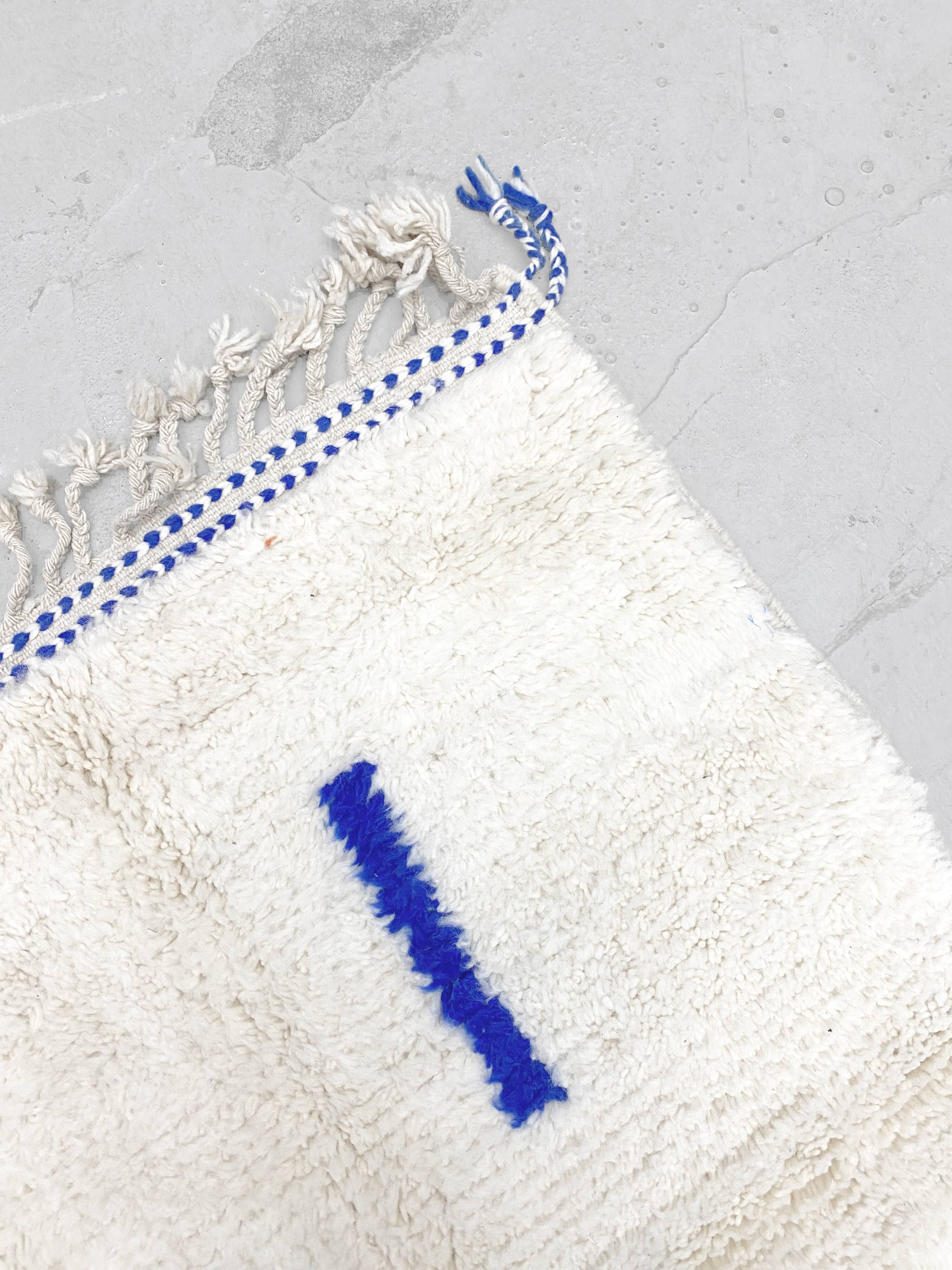 Ecru Beni Ouarain Berber rug with Majorelle blue patterns, 2.60x1.47m