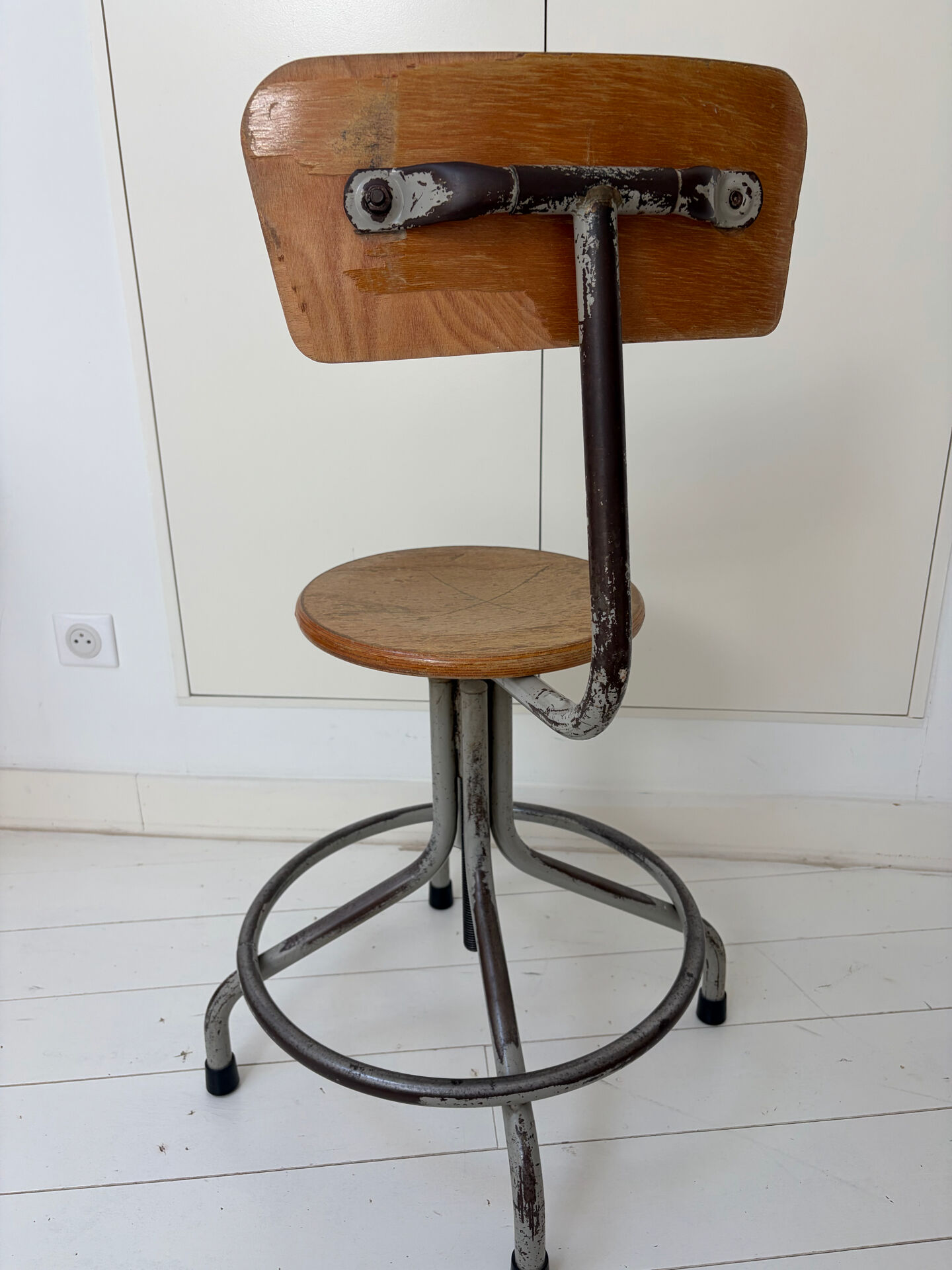 Vintage workshop chair in metal and wood, industrial style.