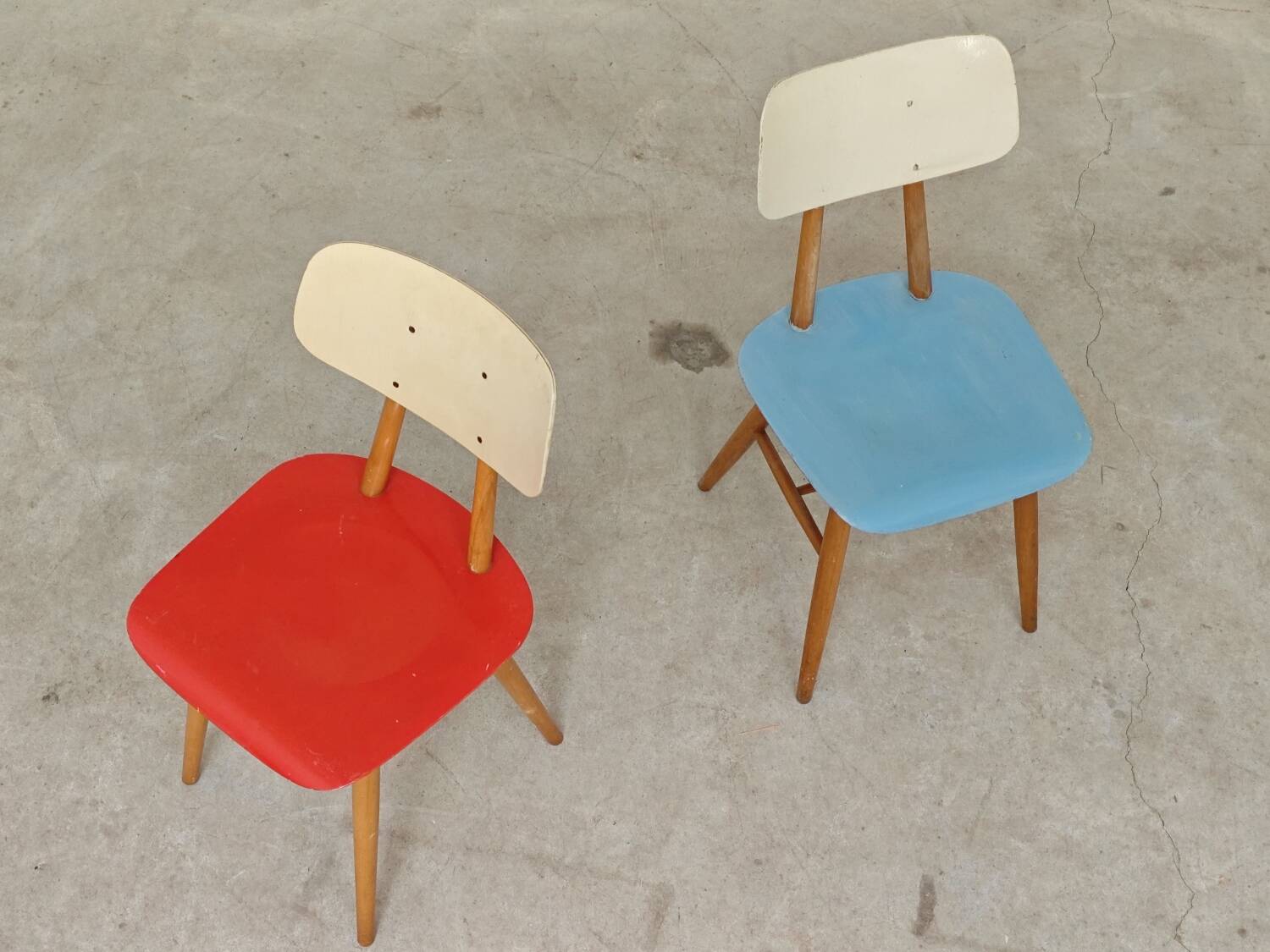 Paire de chaises bois TON Bystrice Thonet rouge et bleu