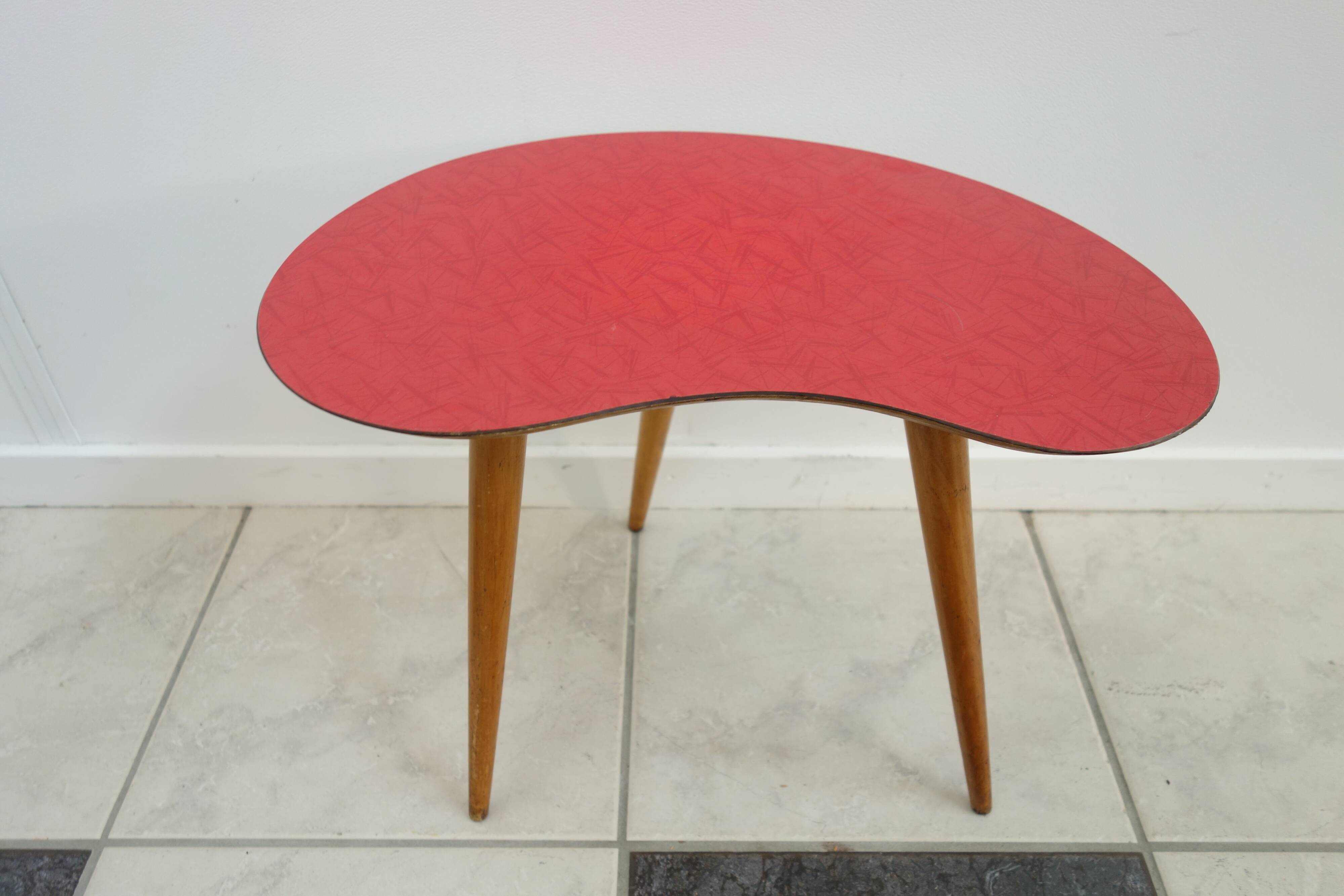Table d'appoint des années 50 tripode en formica forme haricot
