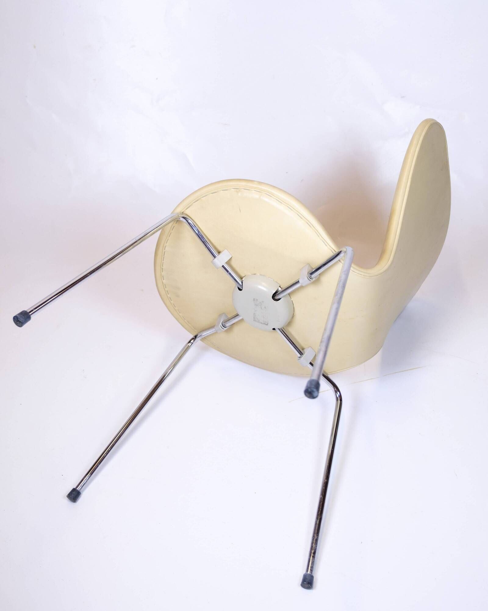 Set of eight Seven chairs - Model 3107 - natural leather - Arne Jacobsen - Fritz Hansen