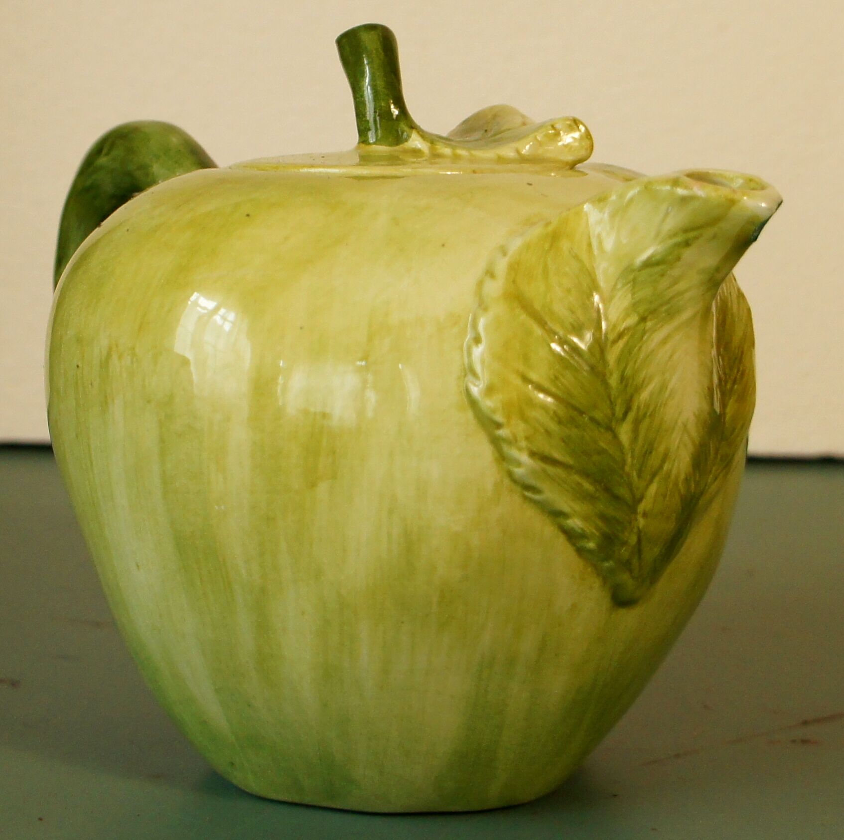 Teapot slurry "Green Apple" Italy.