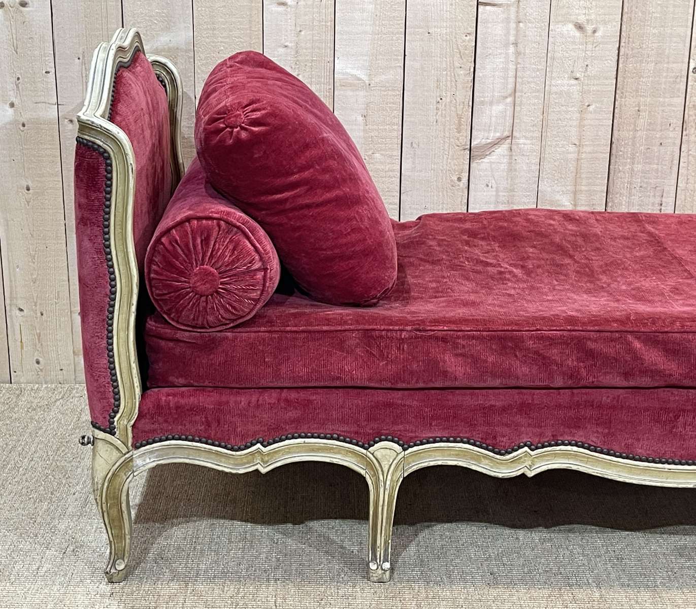 Louis XV style daybed in painted wood and covered with a red velvet