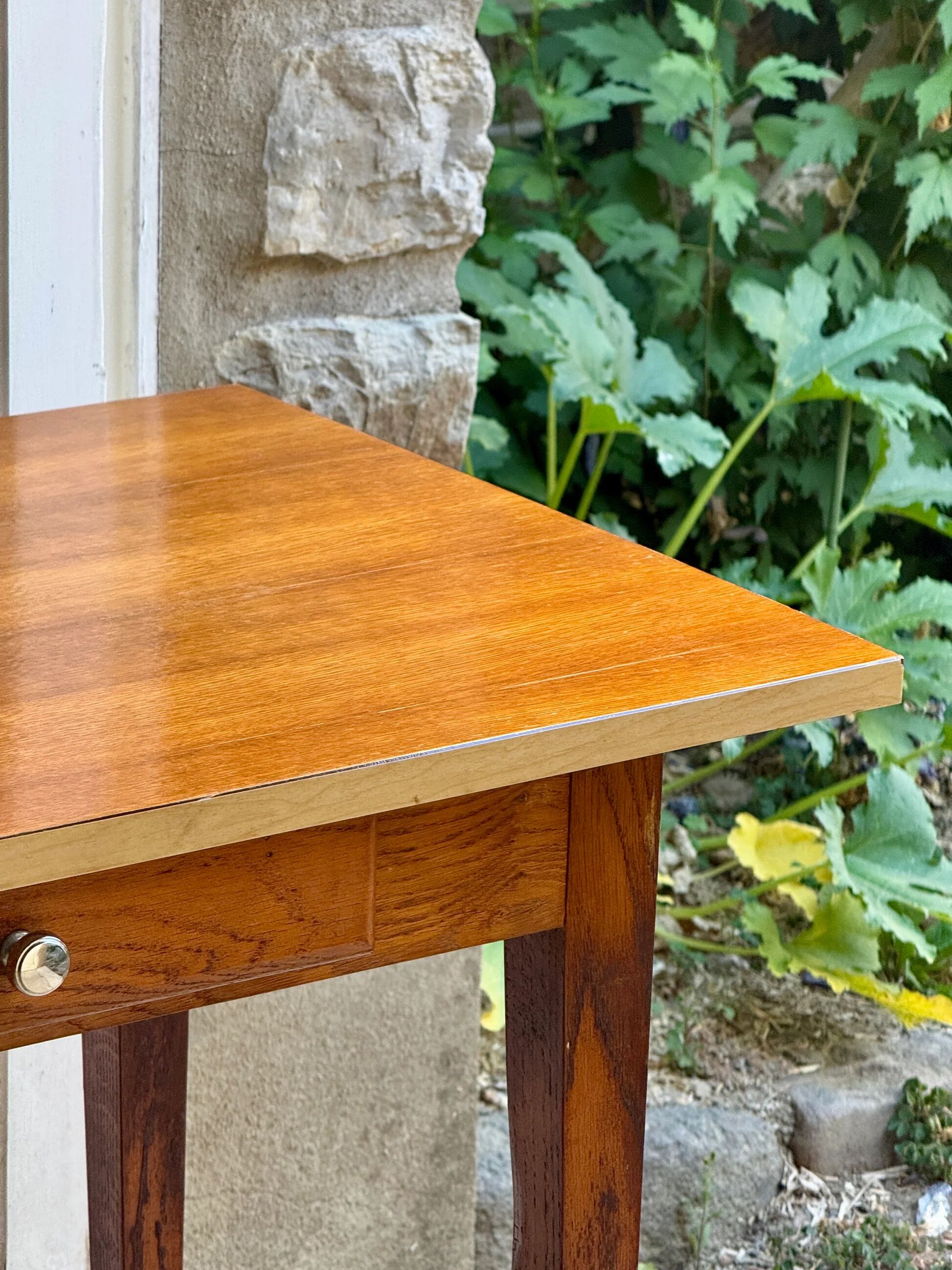 Petit bureau / table en bois et formica