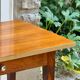 Petit bureau / table en bois et formica