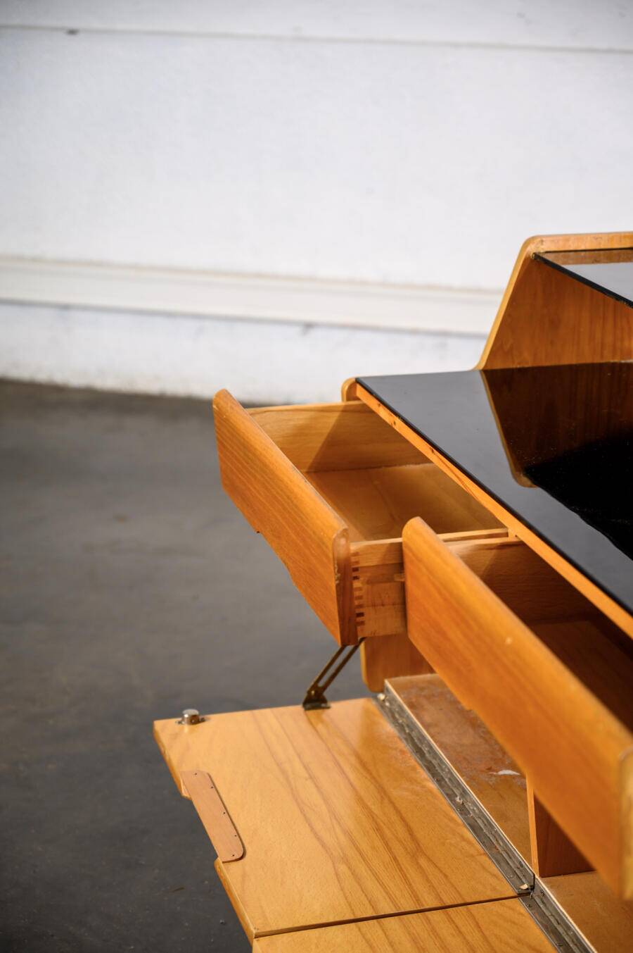 Black plateau chest of drawers