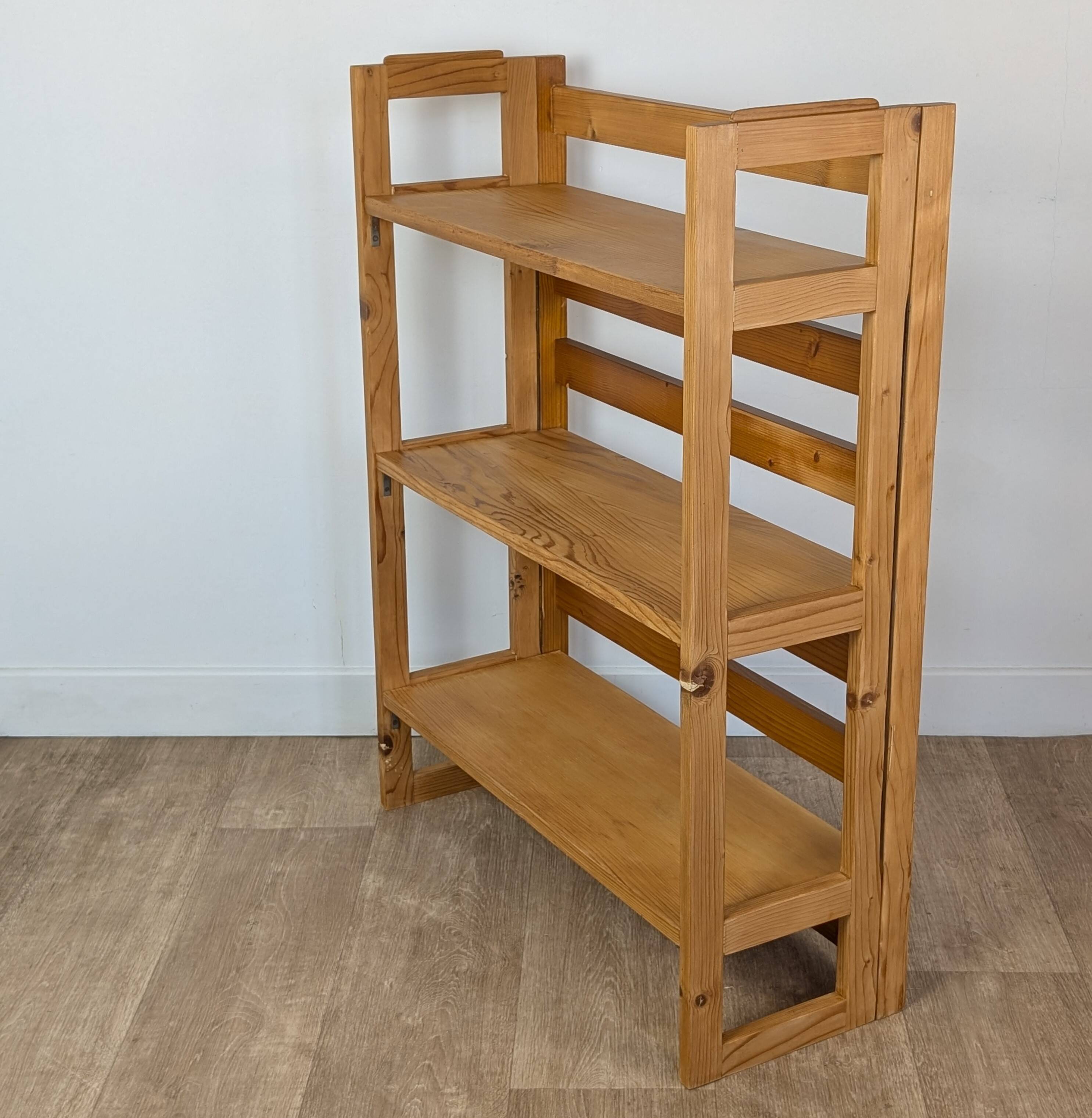 Folding bookcase shelf