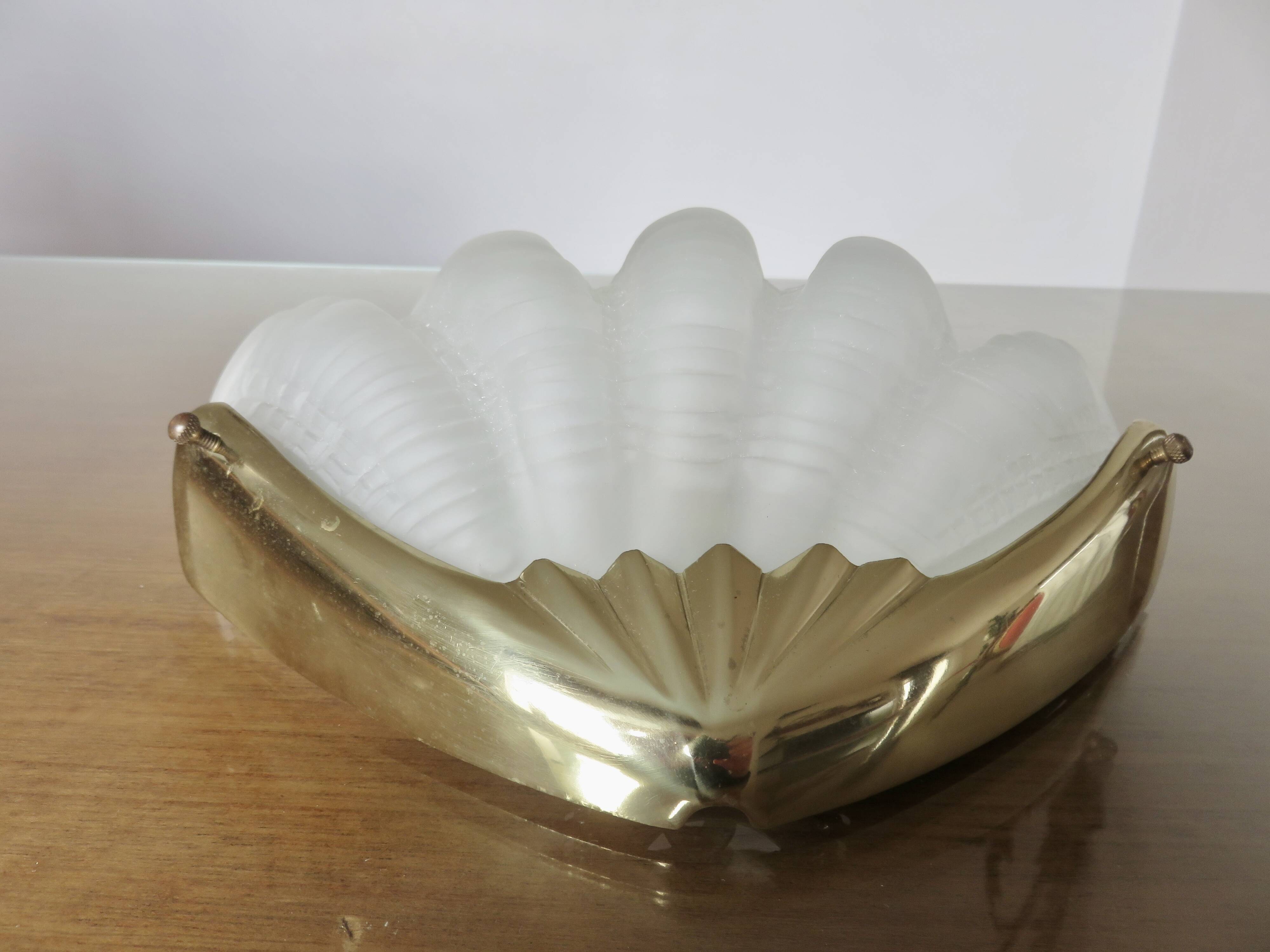 “Shell” wall lamp in gilded brass and frosted glass 1970