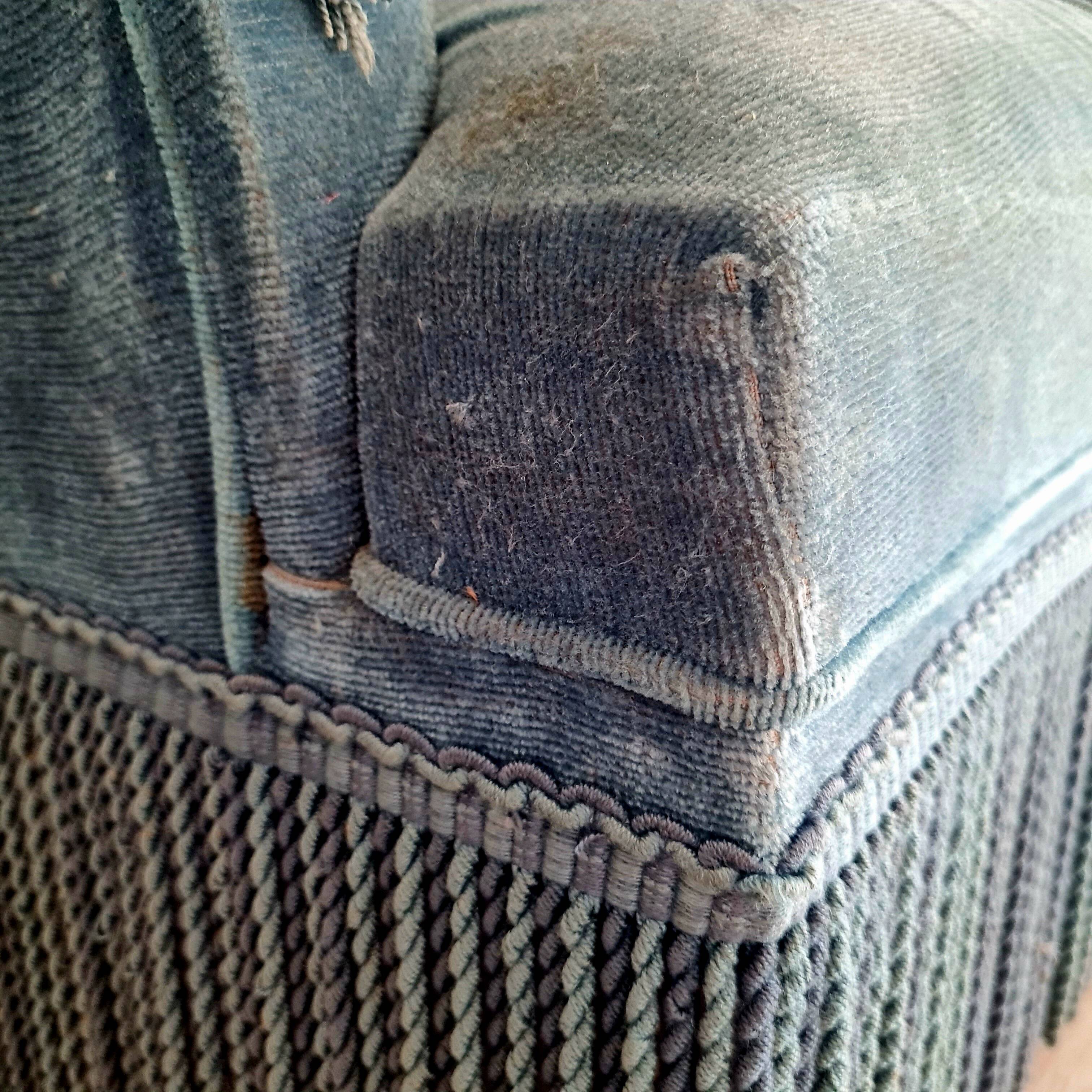 Banquette crapaud en velours bleu ras
