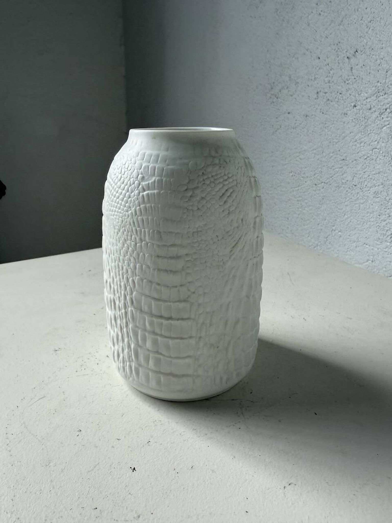Vase en porcelaine Kaiser, finition « peau de crocodile »