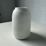 Vase en porcelaine Kaiser, finition « peau de crocodile »