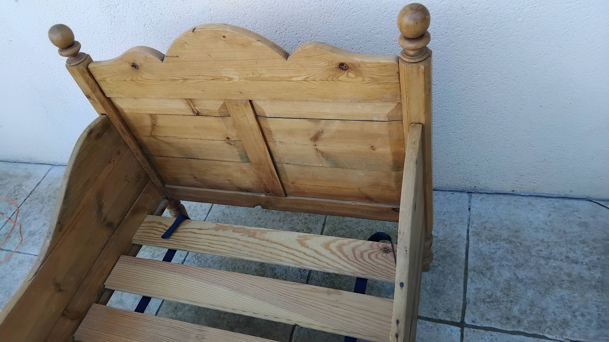 Vintage pine bed chalet style Chamonix for one person.