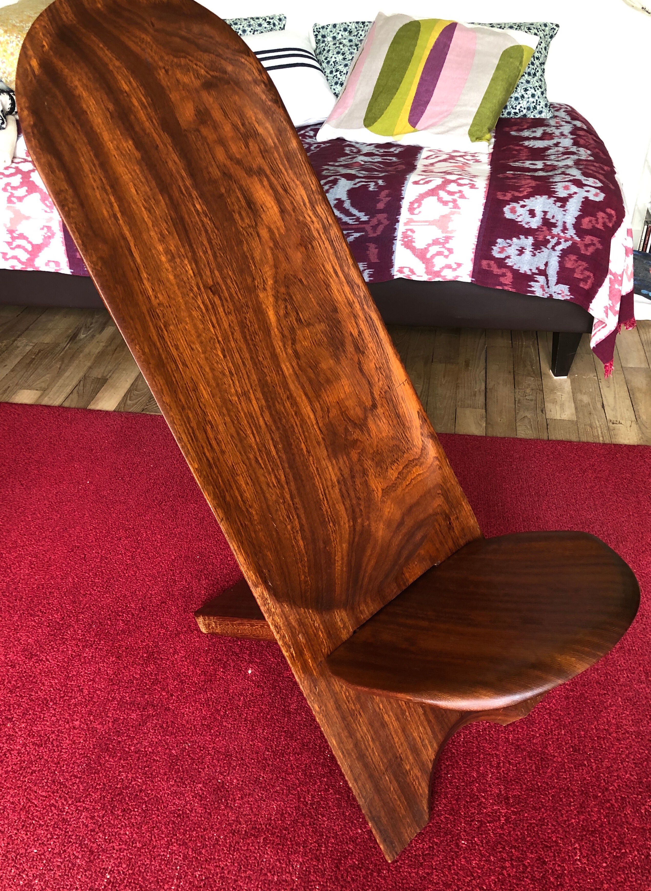 Fauteuil à palabre en bois d'irokonon sculpté