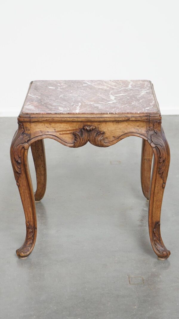 Table d'appoint française de la fin du XVIIIe siècle avec un cadre en bois et un plateau en marbre