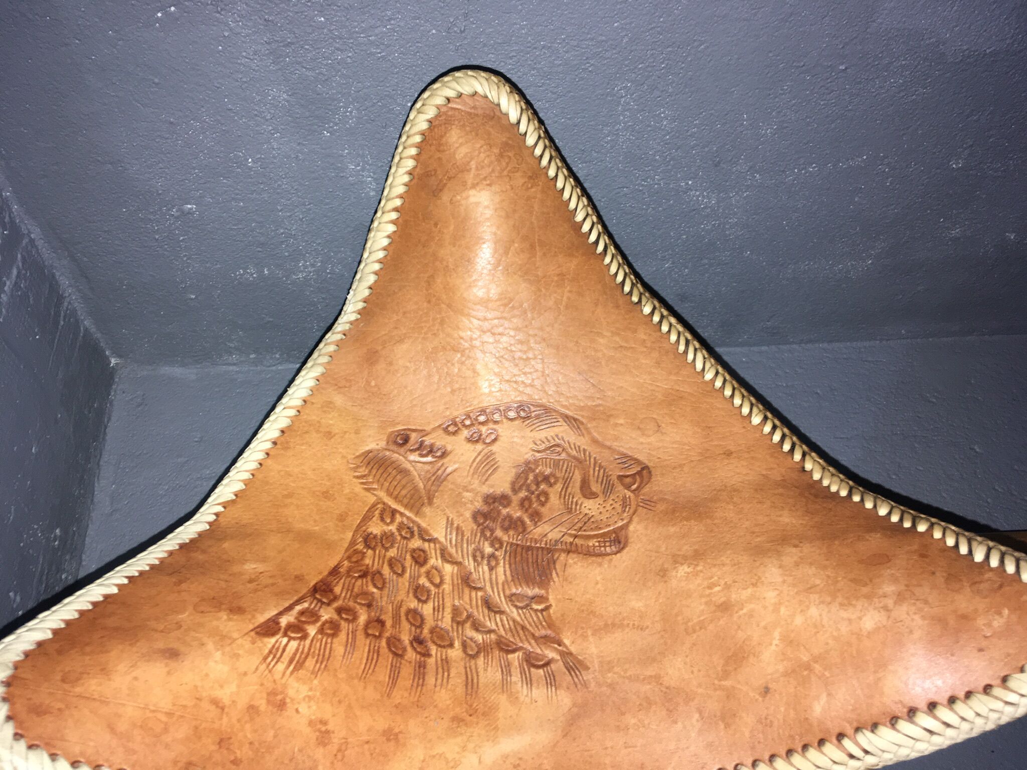 Paires de tabourets tripode en cuir