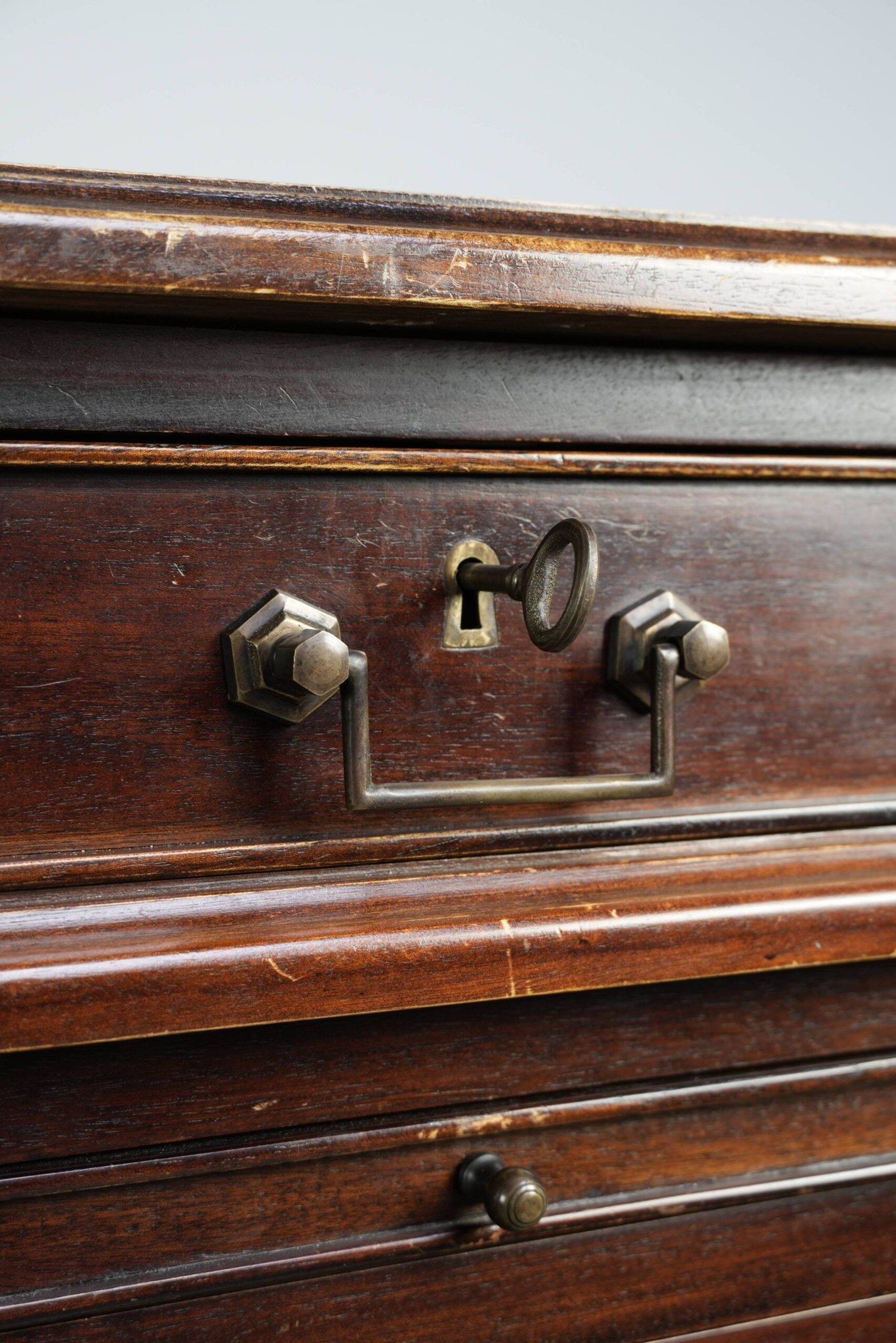 20th century wooden desk / partner desk in English style with a beautiful appearance