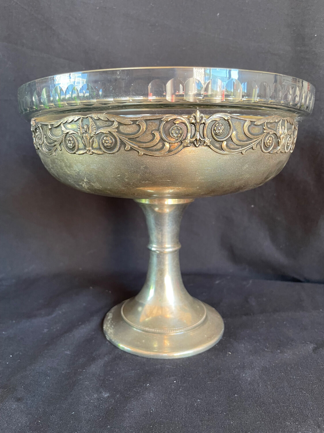 Cup/bezel in metal and glass