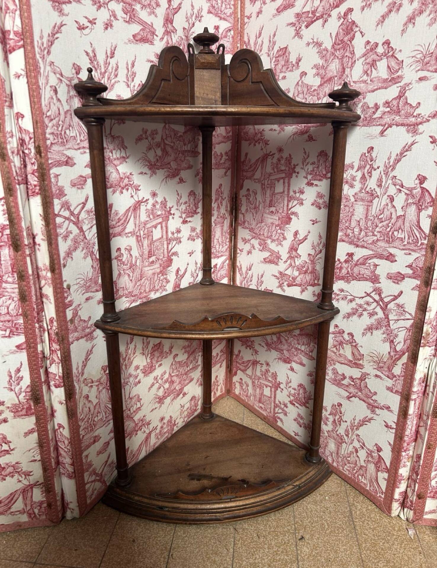 Small 19th-century corner shelf in walnut – beautiful cabinetmaking work.