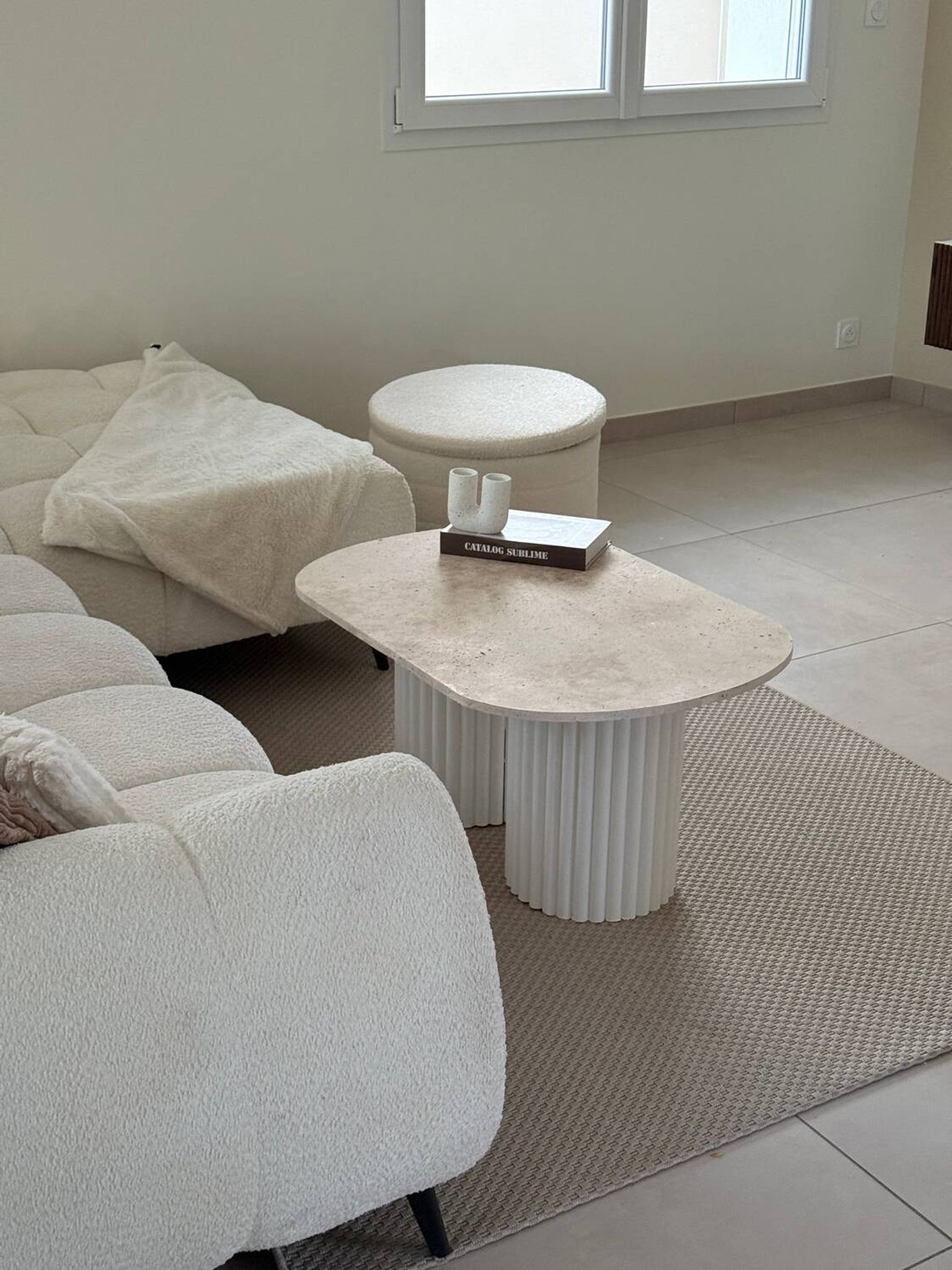 Table basse ovale en travertin et bois cannelé blanc