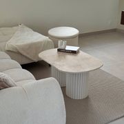 Table basse ovale en travertin et bois cannelé blanc