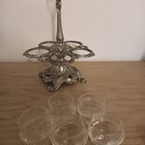Table server with 5 glasses