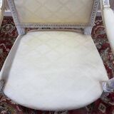 Paire de fauteuils de style Louis XVI en bois patiné