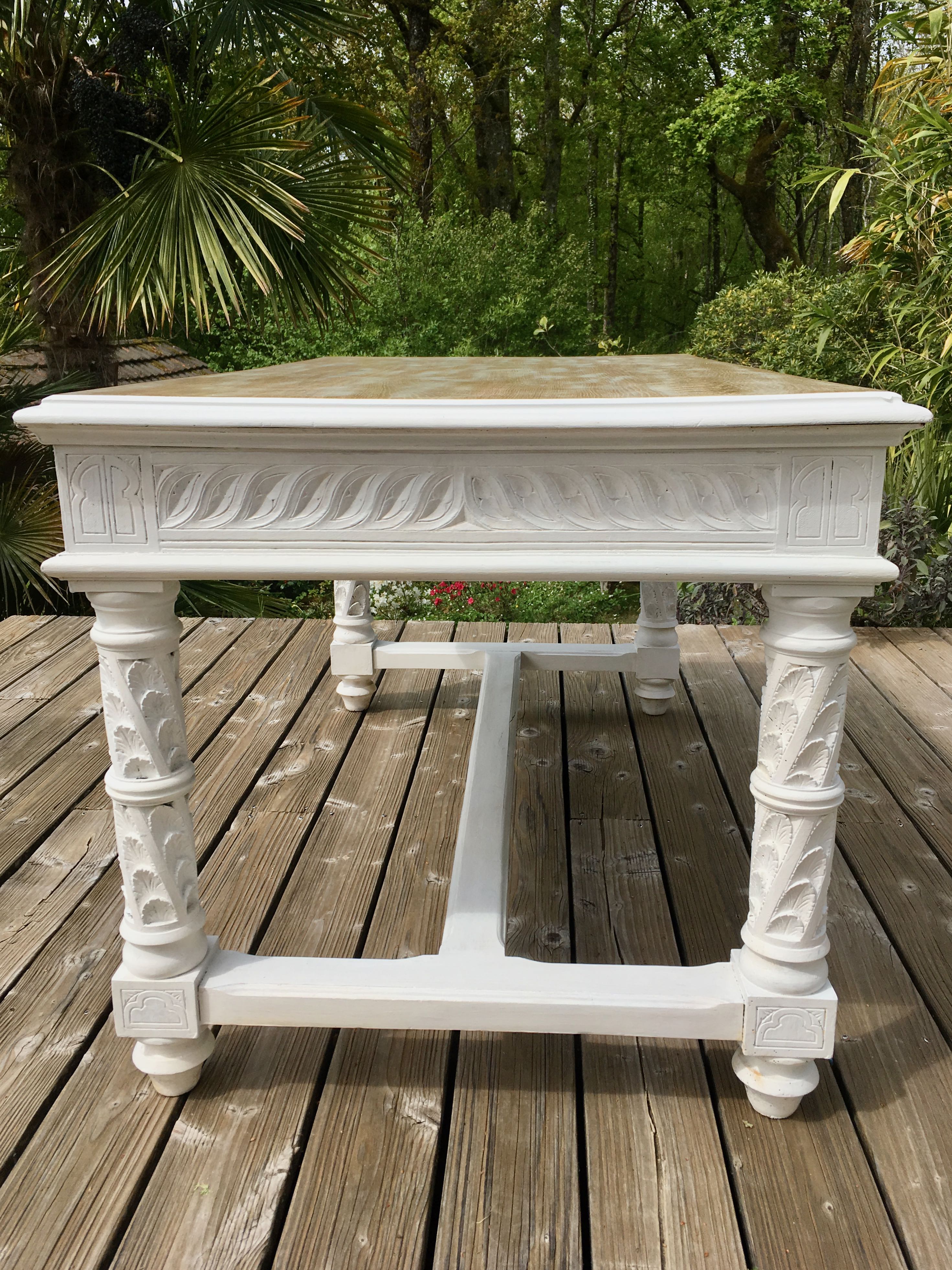 Bureau ancien en chêne sculpté et cérusé