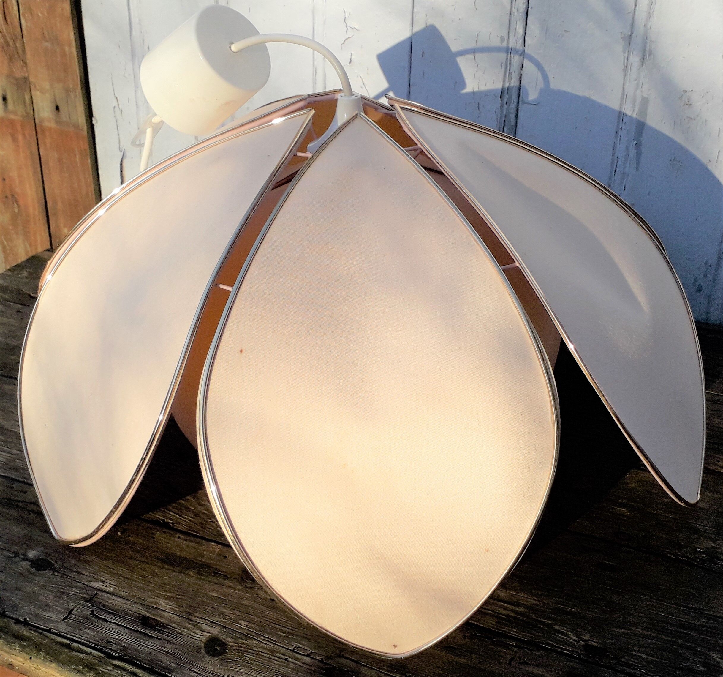 Suspension flower petals