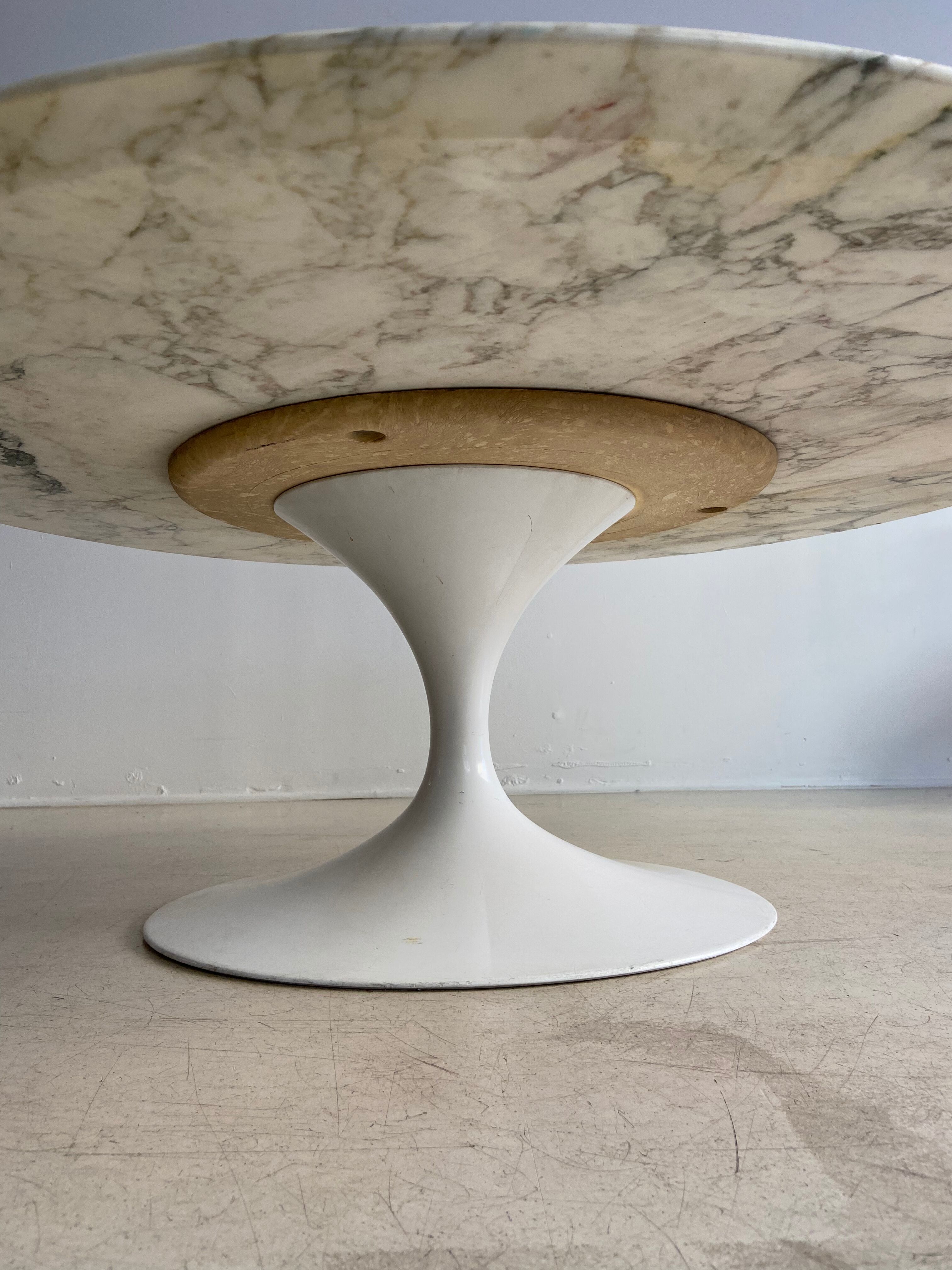 Large marble coffee table by Eero Saarinen for knoll