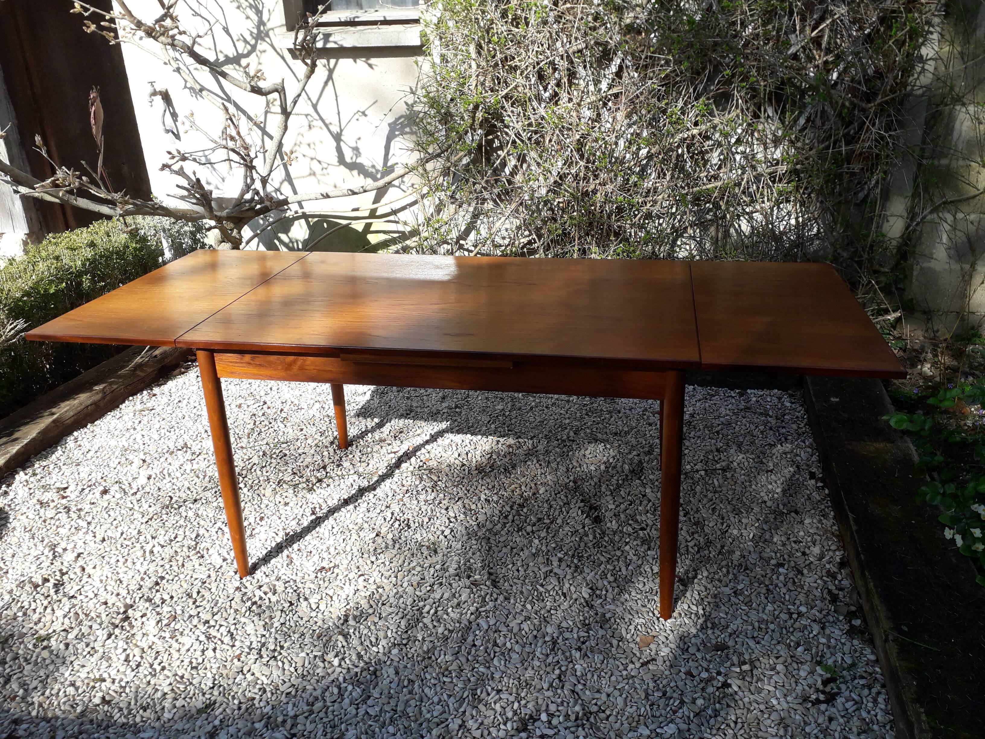 Extendable teak table