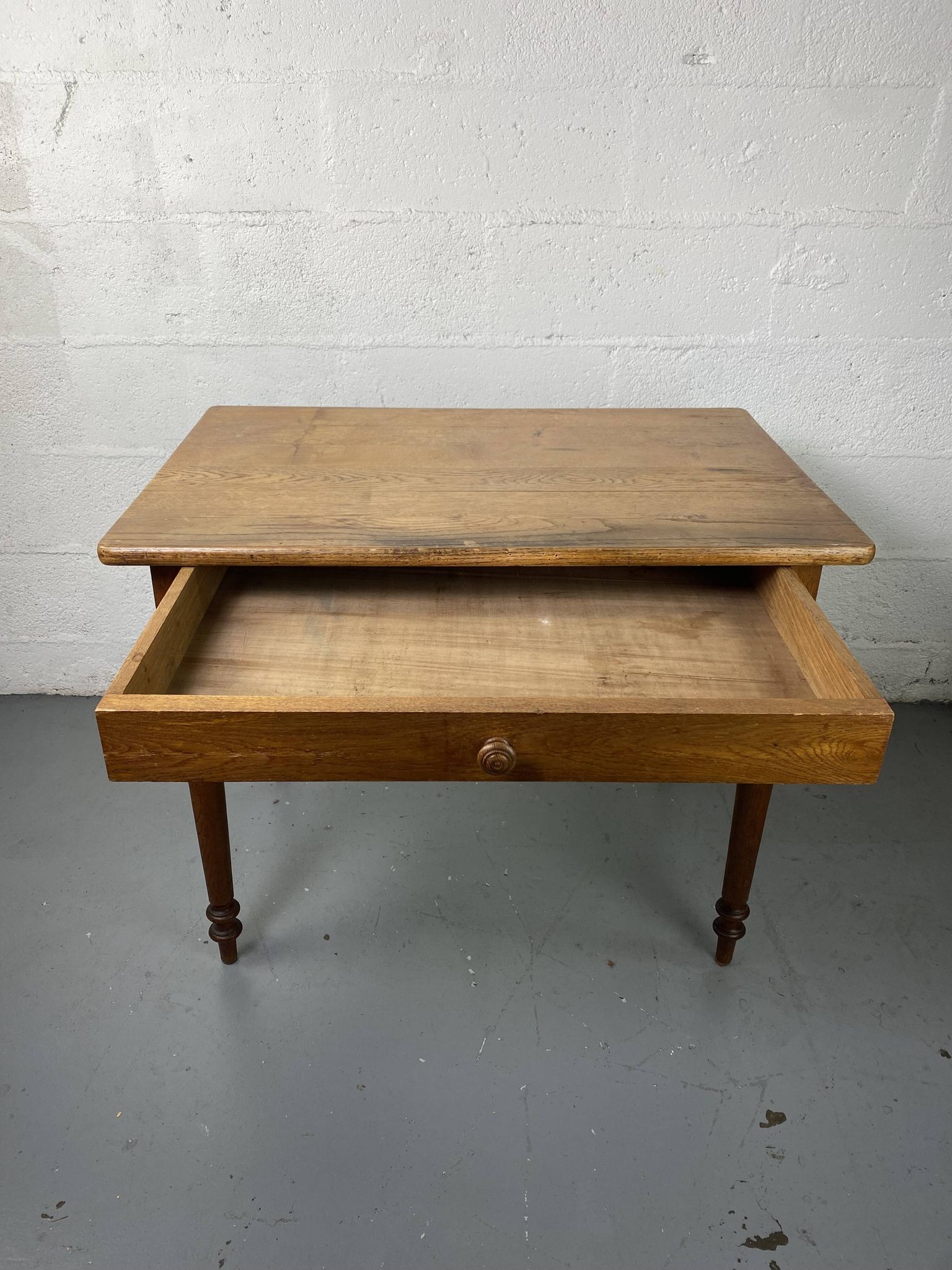 Table en bois avec tiroir
