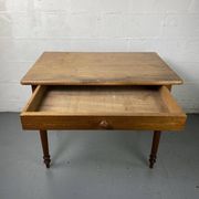 Table en bois avec tiroir