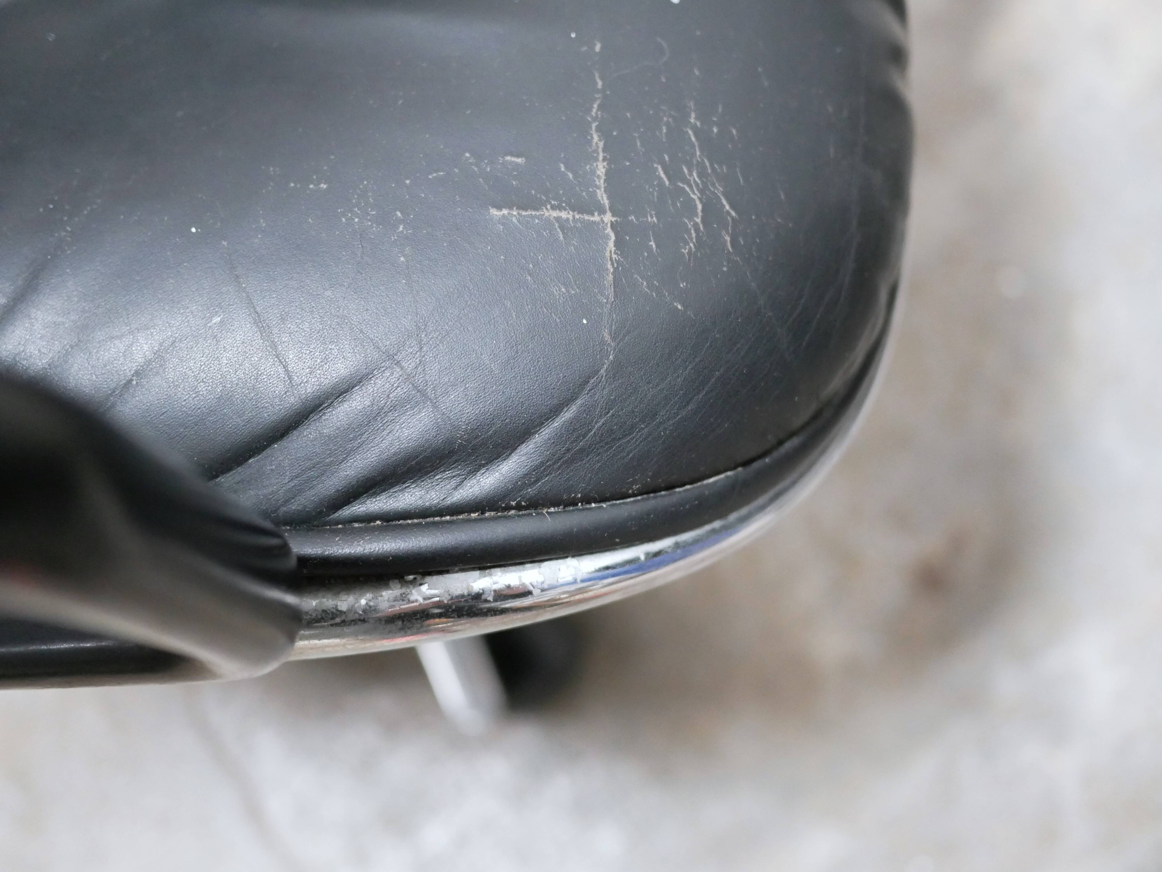 Black leather armchair by Charles Pollock for Knoll International