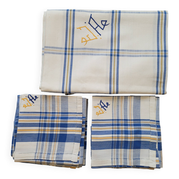 Cotton tablecloth for 12 place settings with napkins.