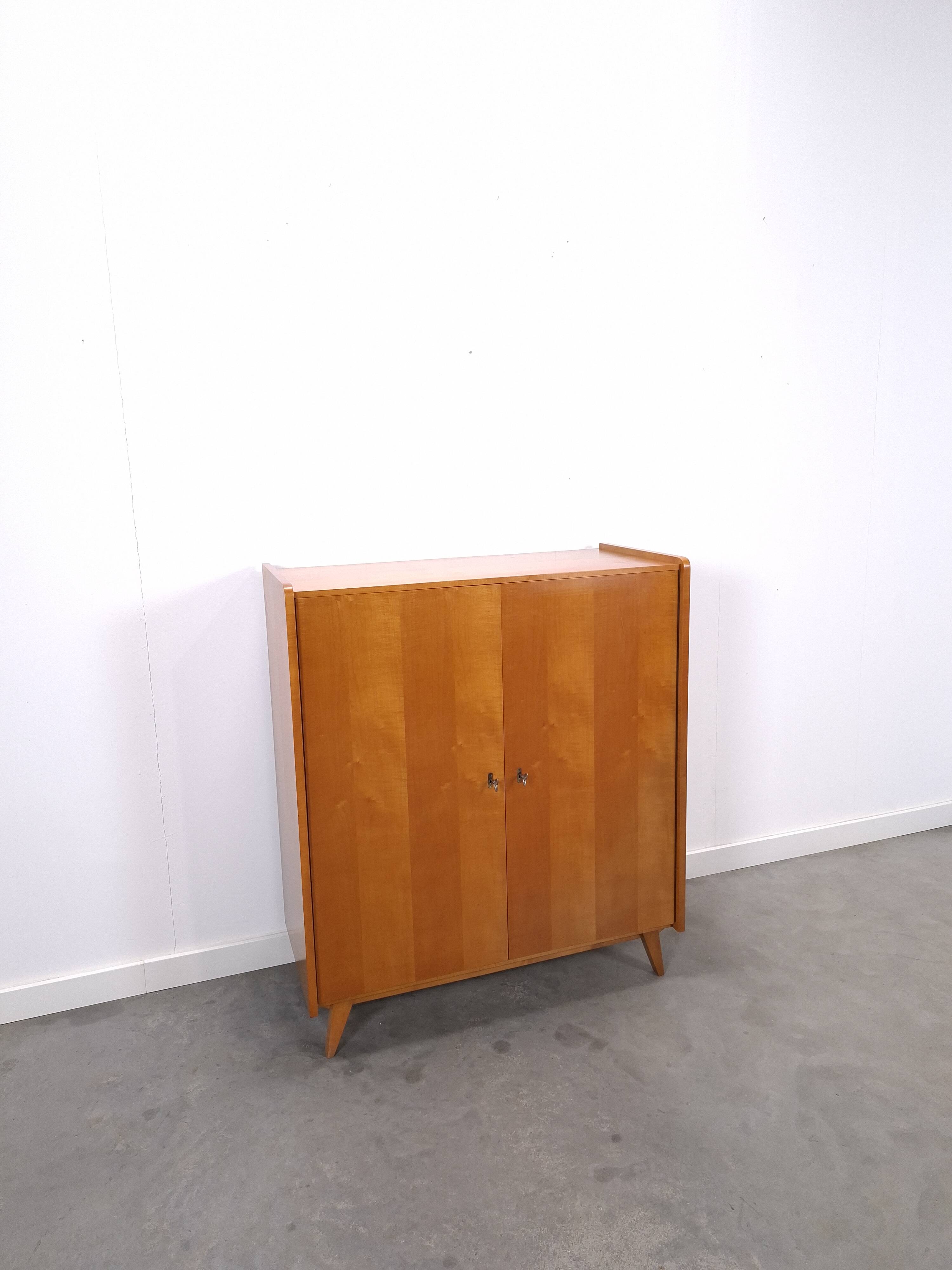 Kledingkast met legplanken en lades, opbergkast