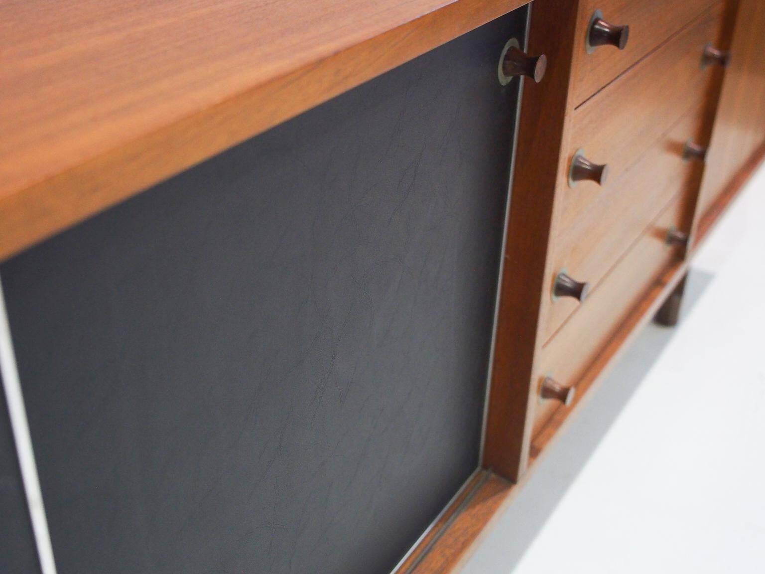 Enfilade en bois avec portes noires par George Coslin
