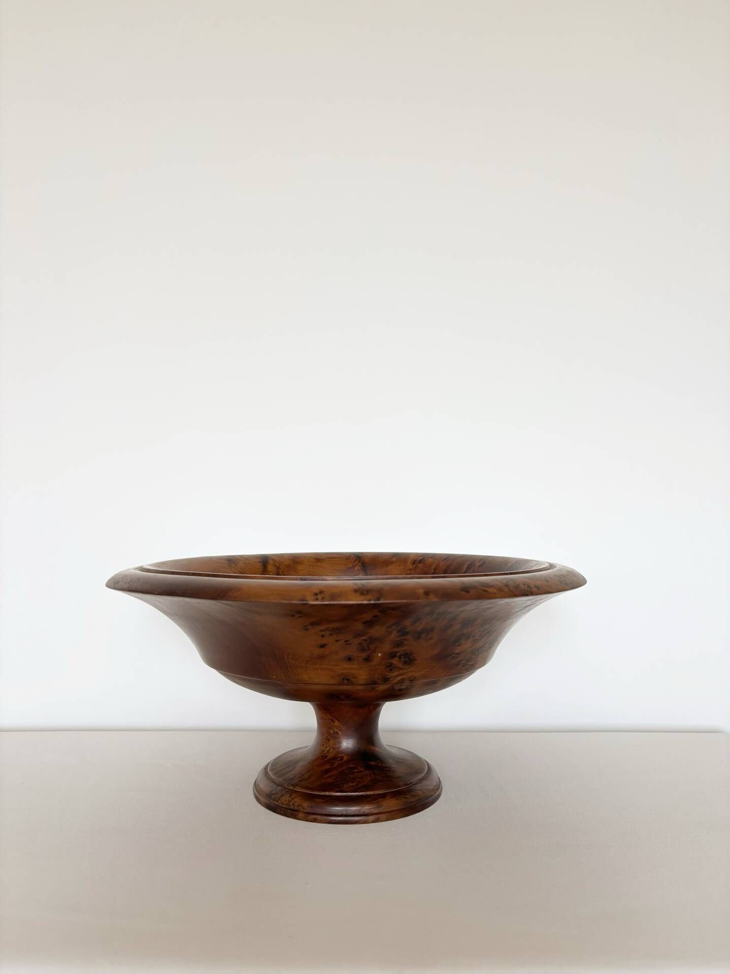 Fruit bowl on a turned wooden pedestal – Wood burl