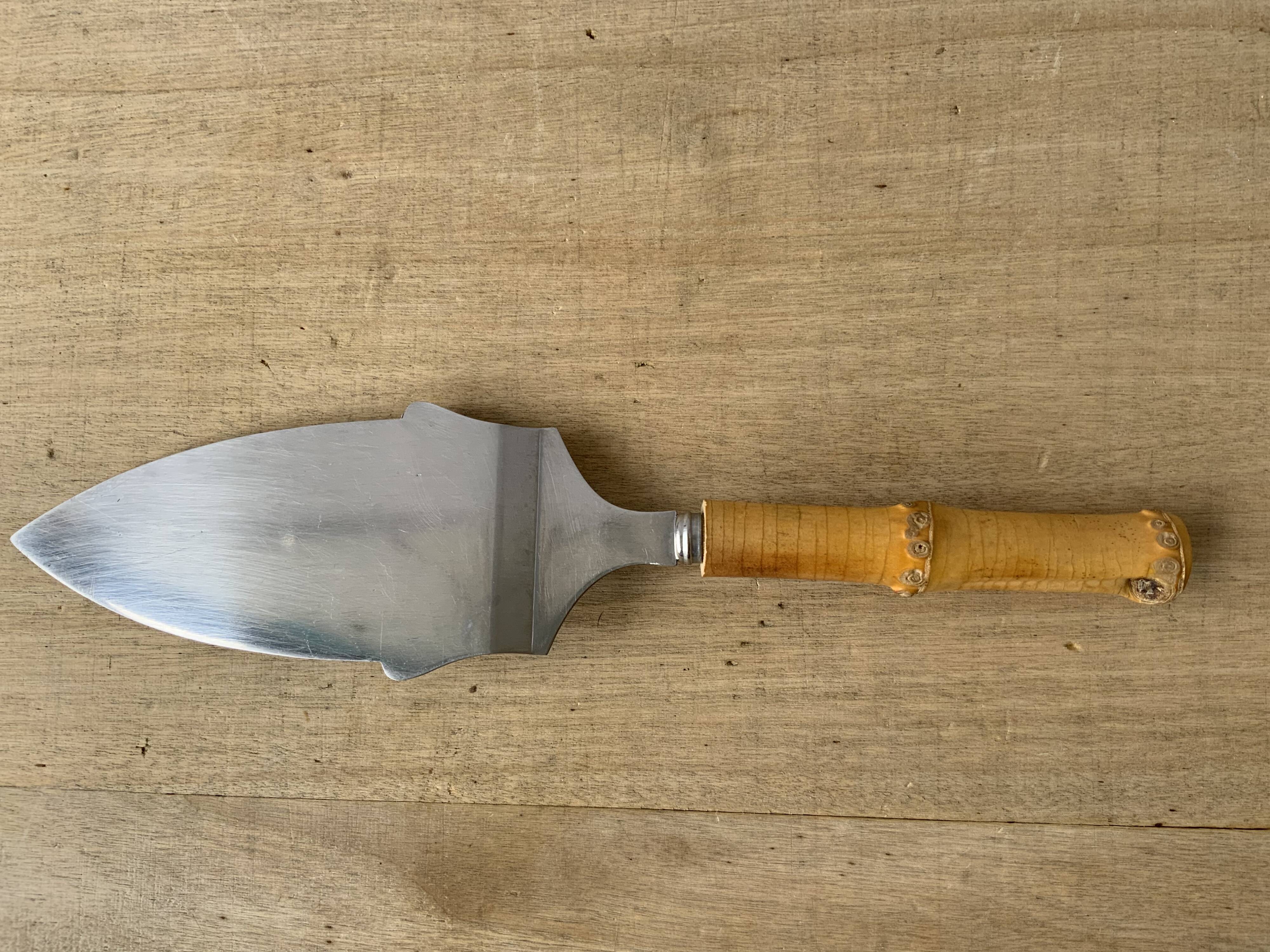 Bamboo handle pie shovel
