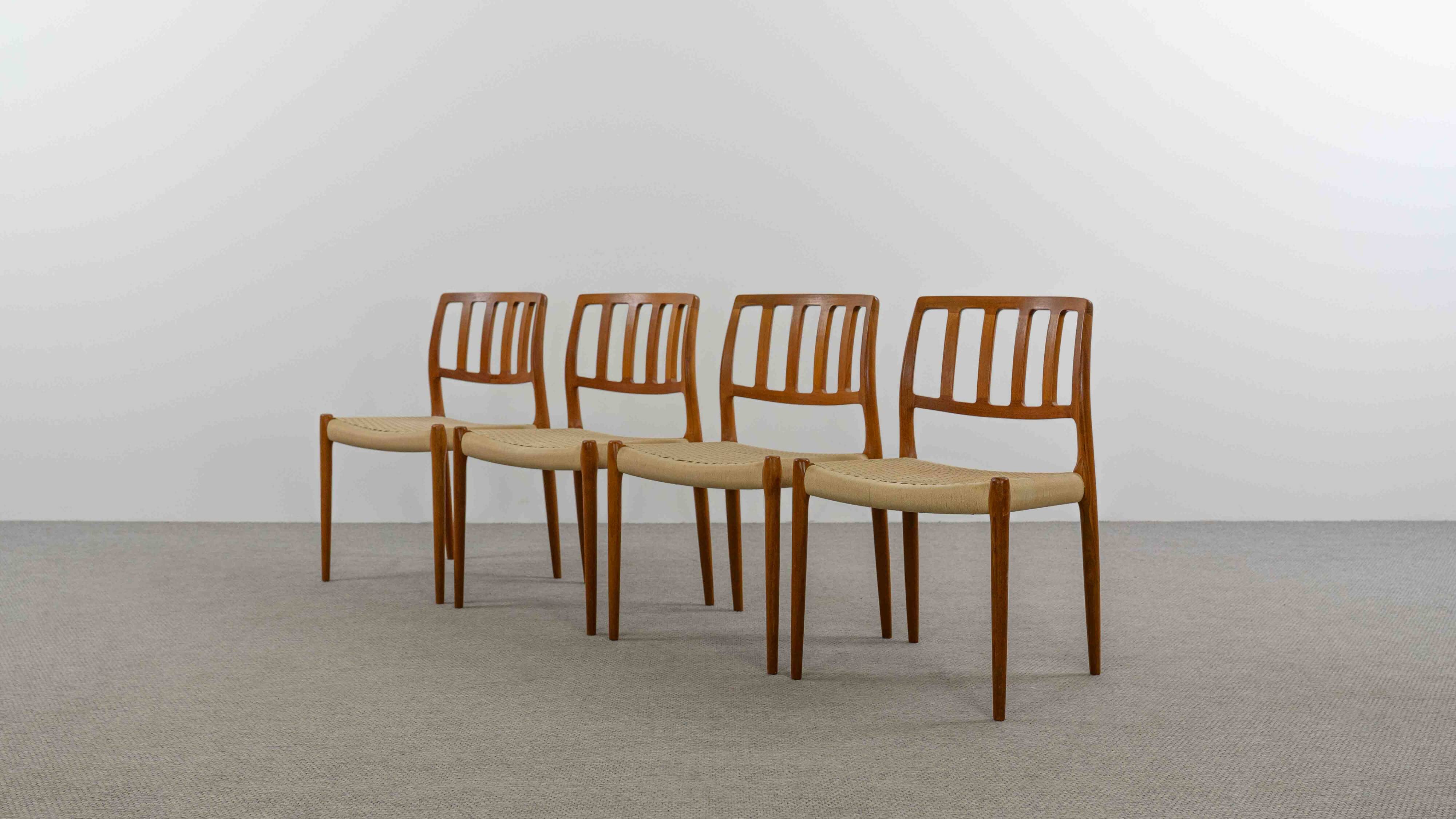 Ensemble de 4 chaises en teck danois modèle "83" par Niels O. Möller, Danemark années 70.