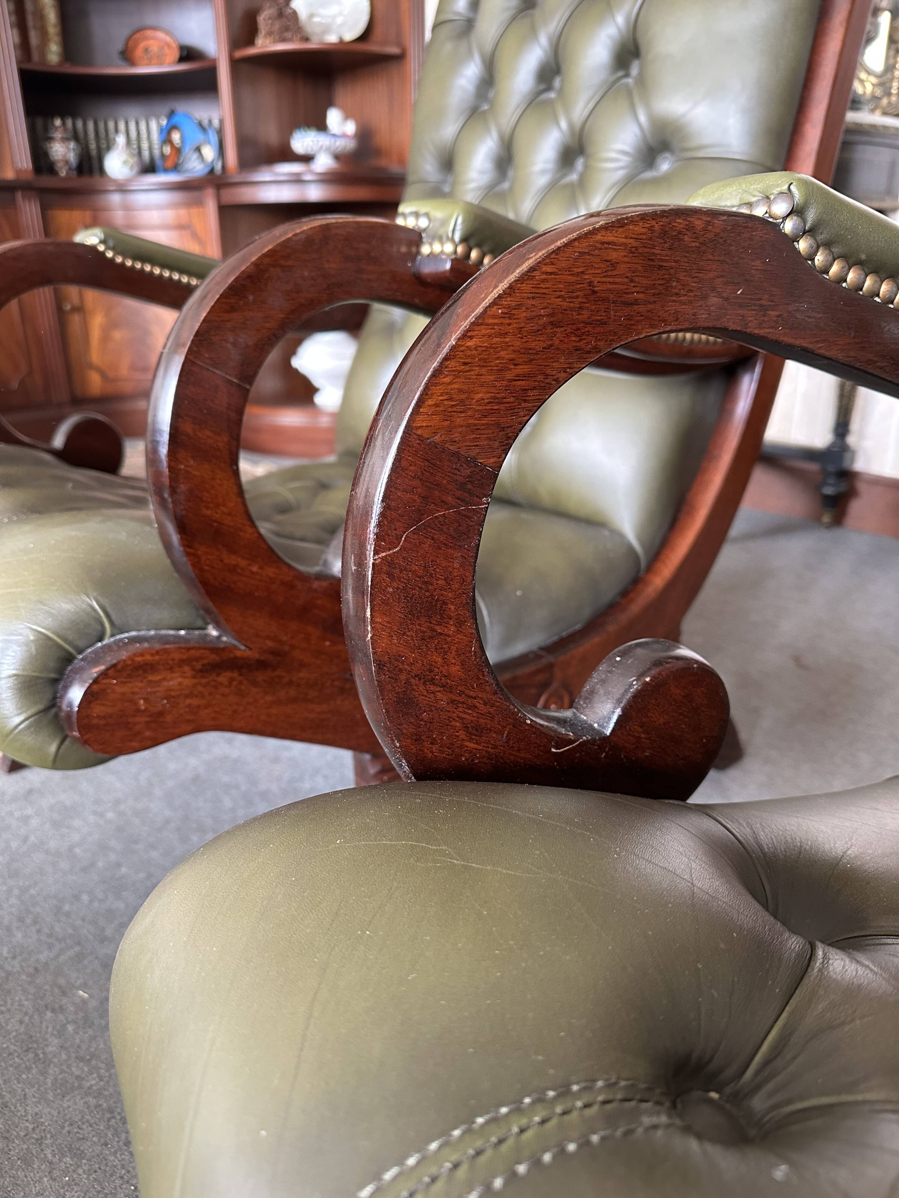 Fauteuil et repose pied - style chesterfield