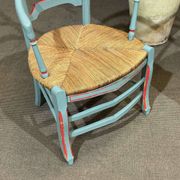 Paire de fauteuils rustiques en hêtre et assises paille