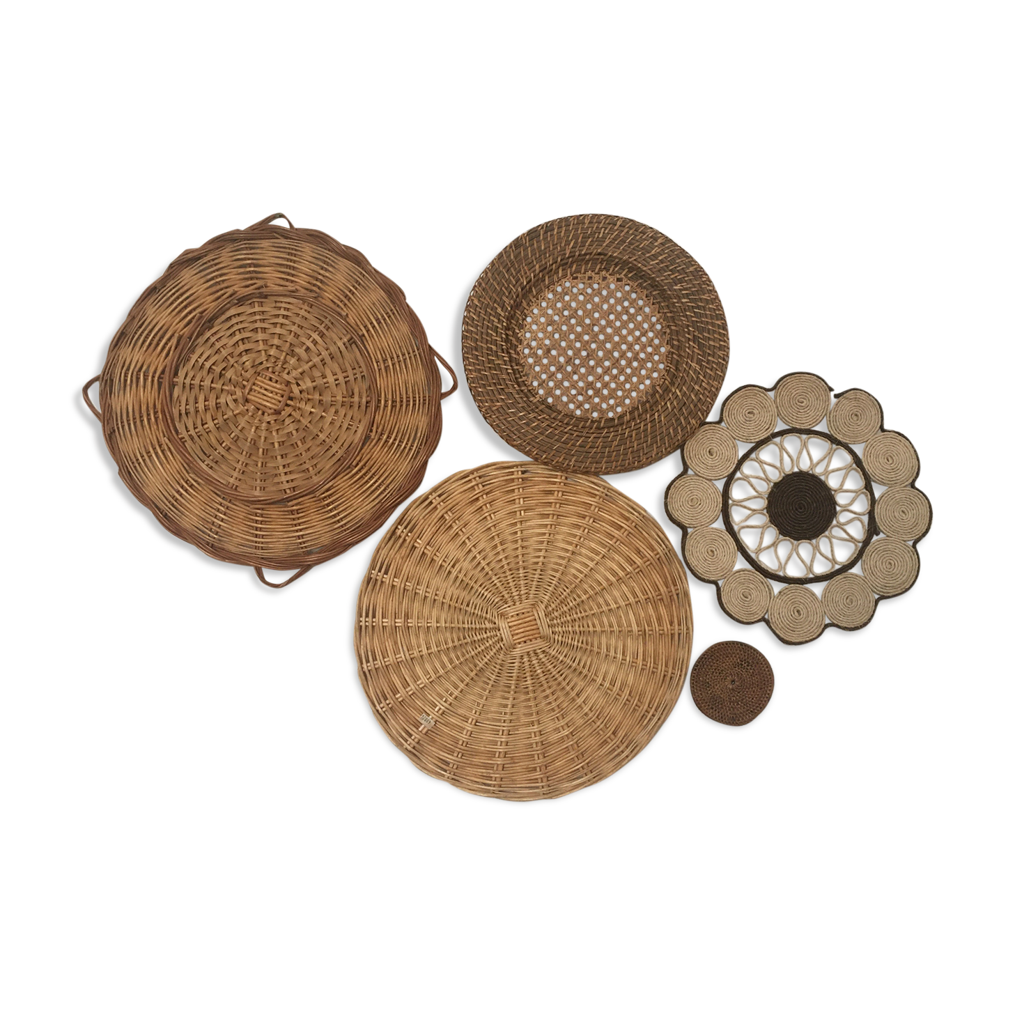 Wall composition of wicker and rope elements.