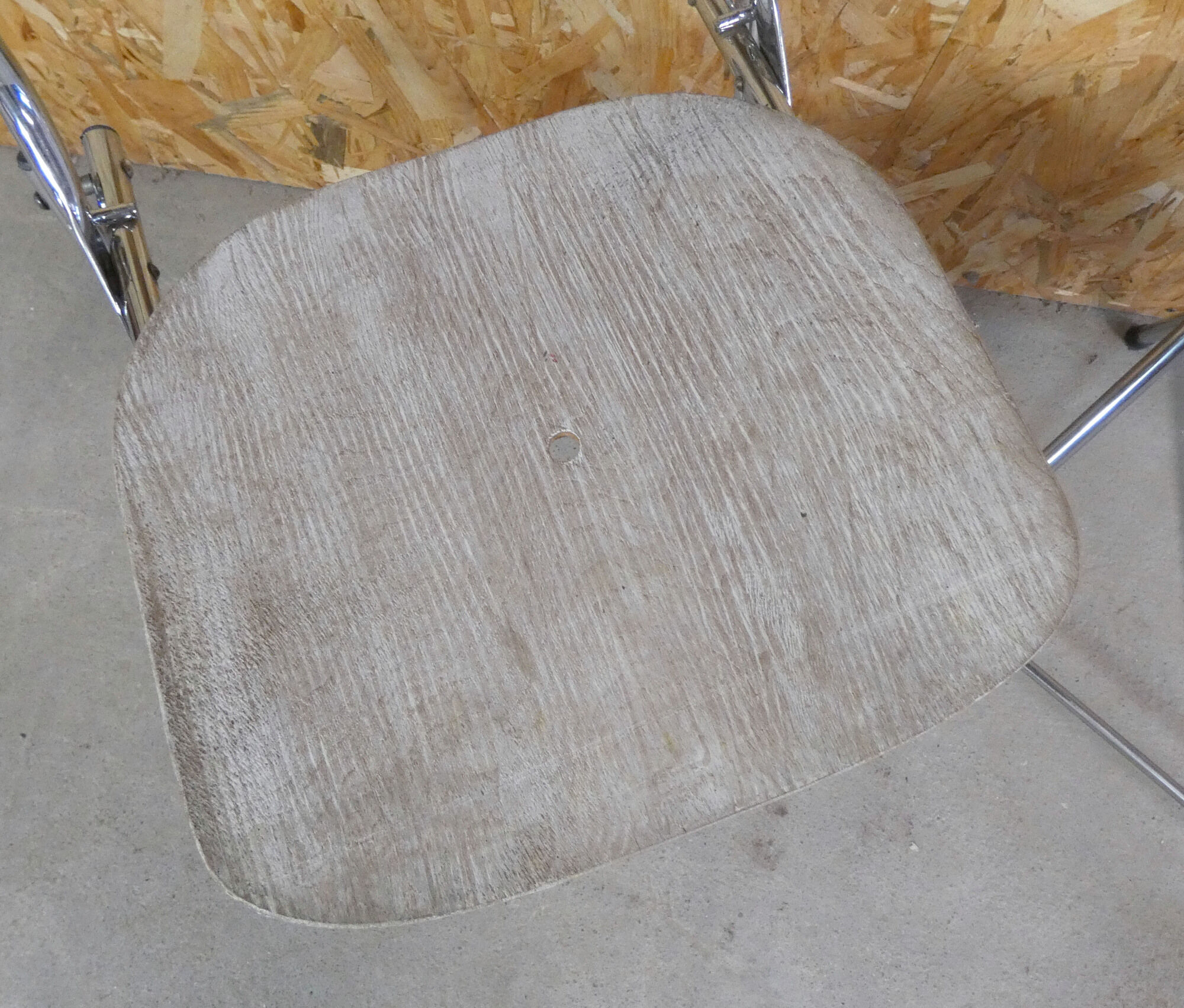 2 Eyrel folding chairs in chromed metal and skai 1970s