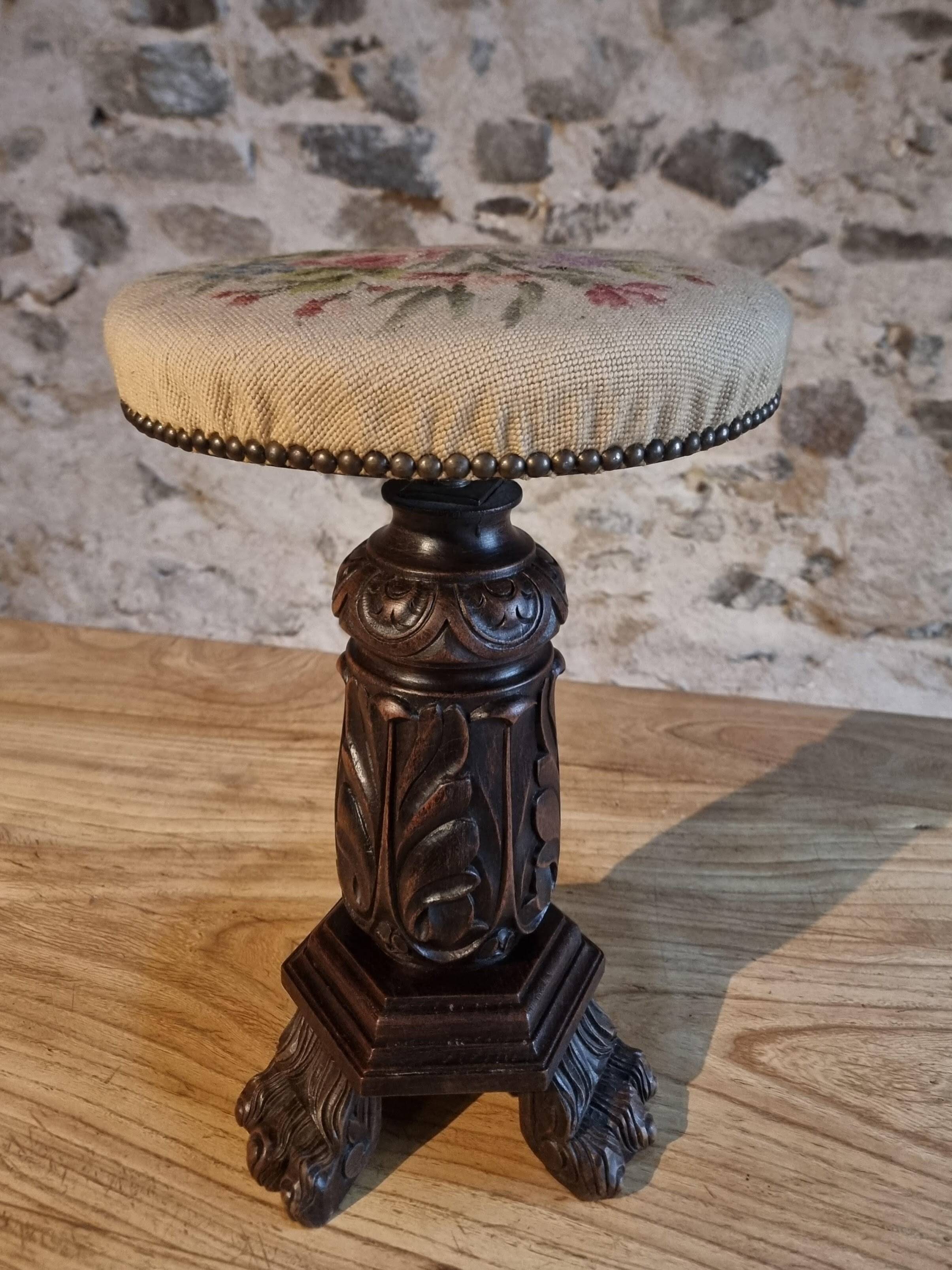 Tabouret de piano ancien en bois réglable avec base sculptée et assise en tapisserie, vers 1880–1910